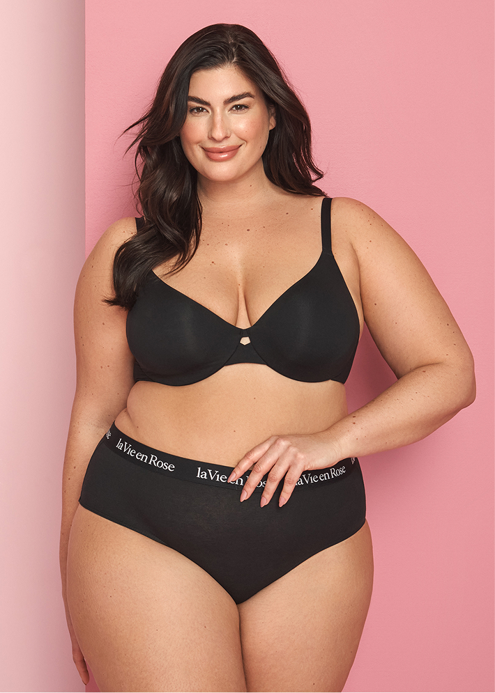 Mannequin grande taille portant un soutien-gorge et une culotte noirs