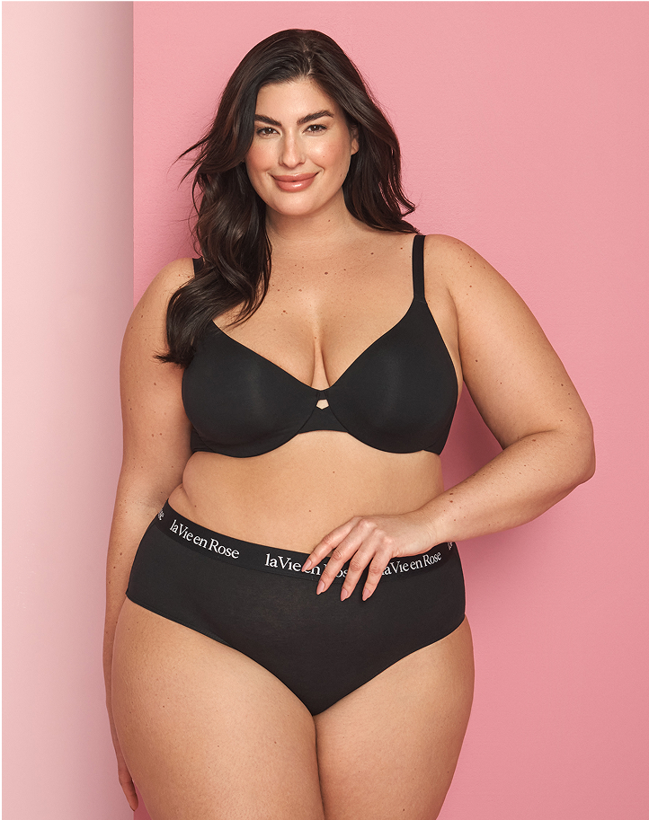 Mannequin grande taille portant un soutien-gorge et une culotte noirs