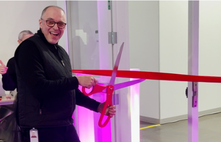 François Roberge coupant un ruban pour commémorer l’inauguration du nouveau siège social de la la Vie en Rose à Montréal