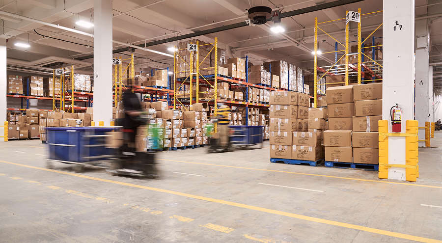 Vue int&eacute;rieure de notre grand entrep&ocirc;t avec des &eacute;tag&egrave;res organis&eacute;es et des cartons empil&eacute;s