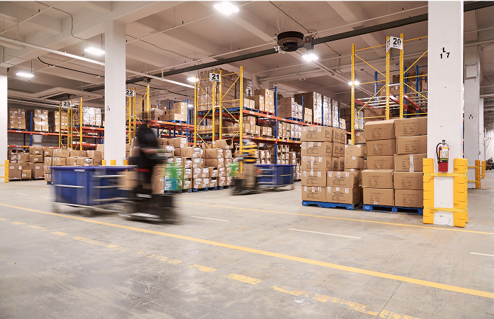 Vue intérieure de notre grand entrepôt avec des étagères organisées et des cartons empilés