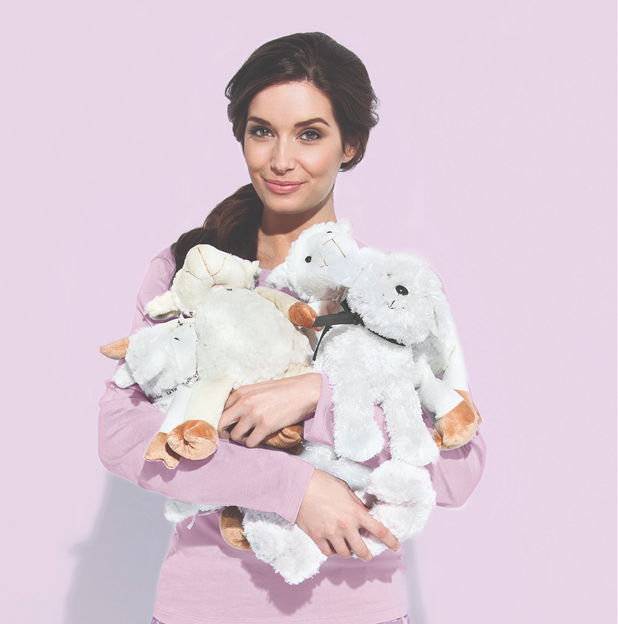 Mannequin tenant plusieurs peluches Roses of Hope