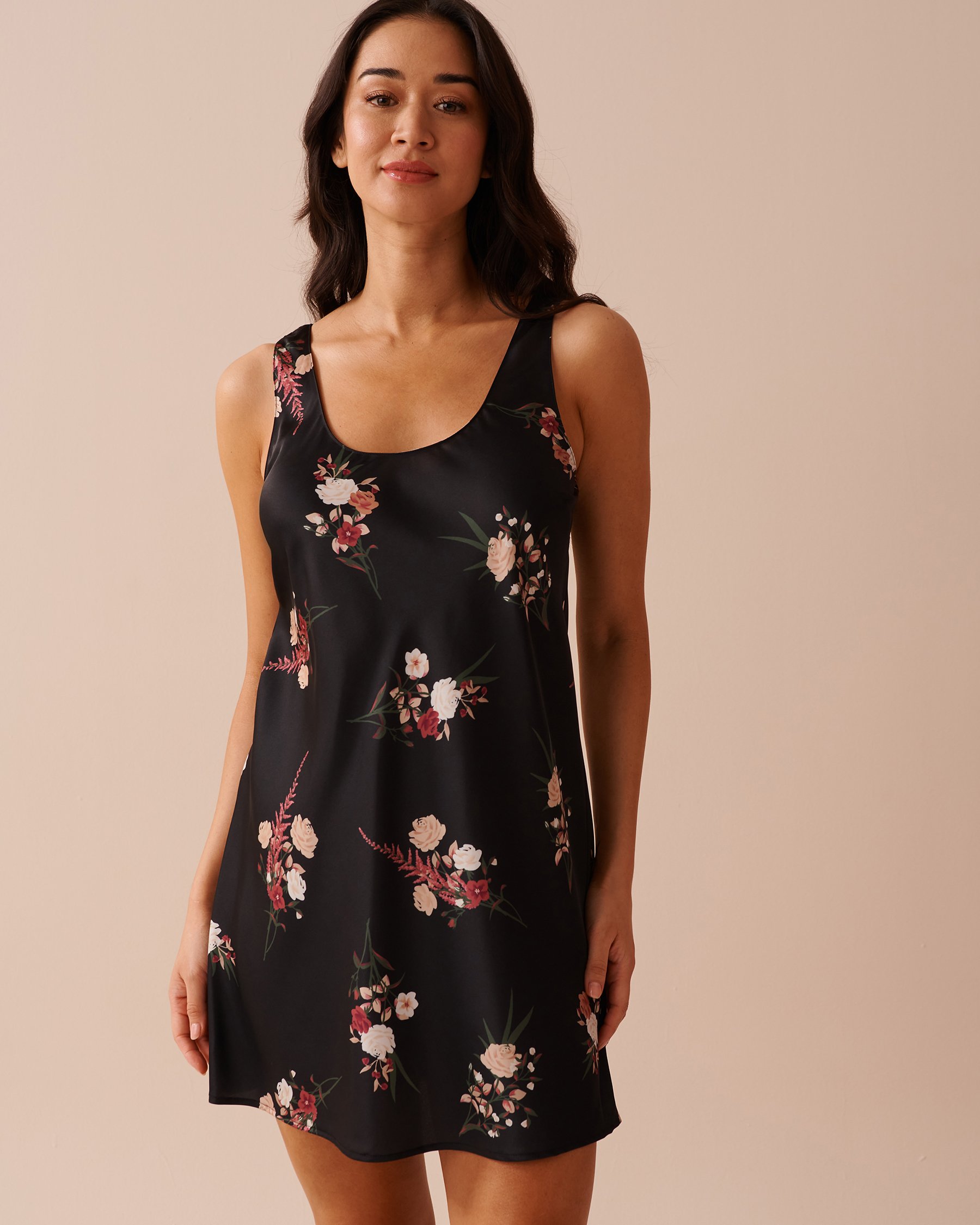 LA VIE EN ROSE Nuisette en satin bouquet de fleurs Bouquet noir 60500152 - Voir1