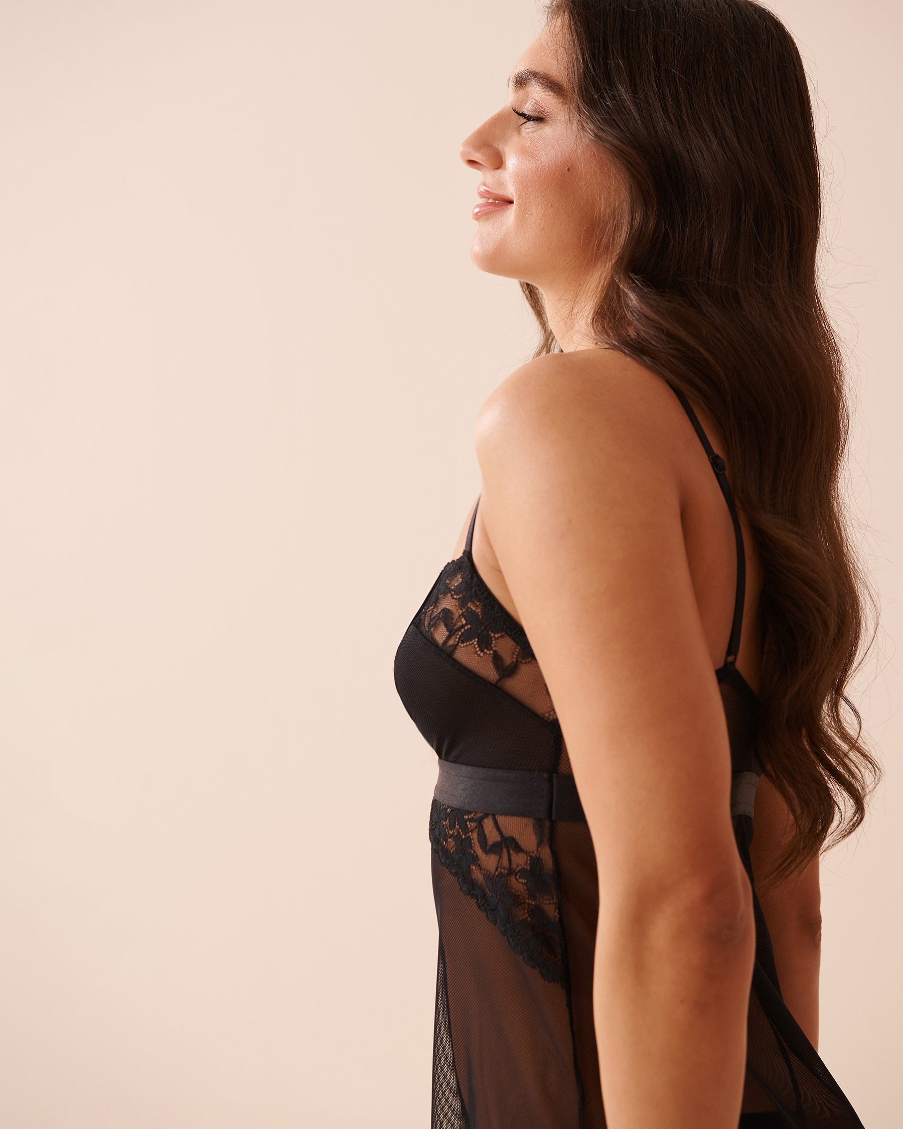 LA VIE EN ROSE Nuisette en résille et dentelle festonnée Noir 60500155 - Voir3