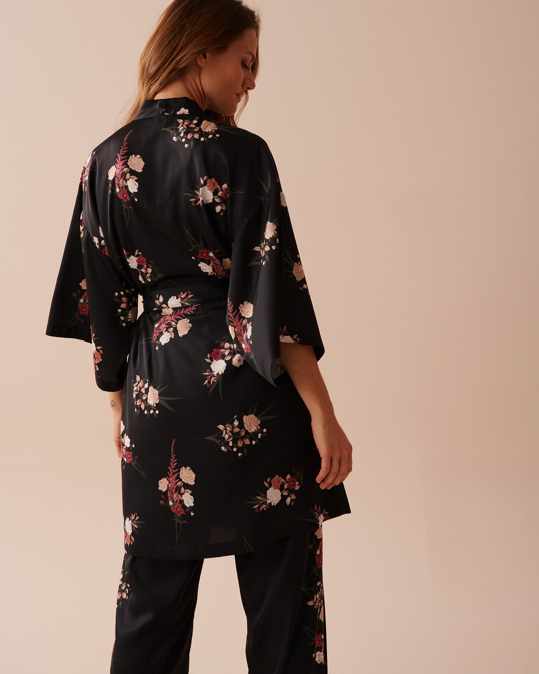 LA VIE EN ROSE Black Bouquet Satin Kimono Black Bouquet 60600080 - View2