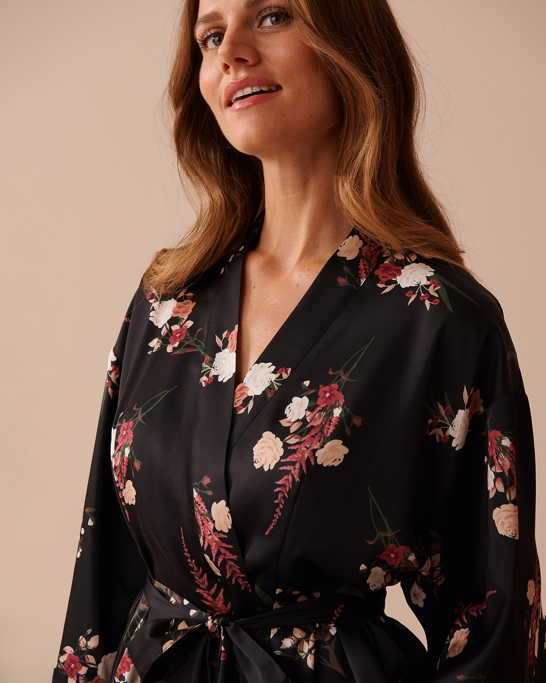 LA VIE EN ROSE Black Bouquet Satin Kimono Black Bouquet 60600080 - View3