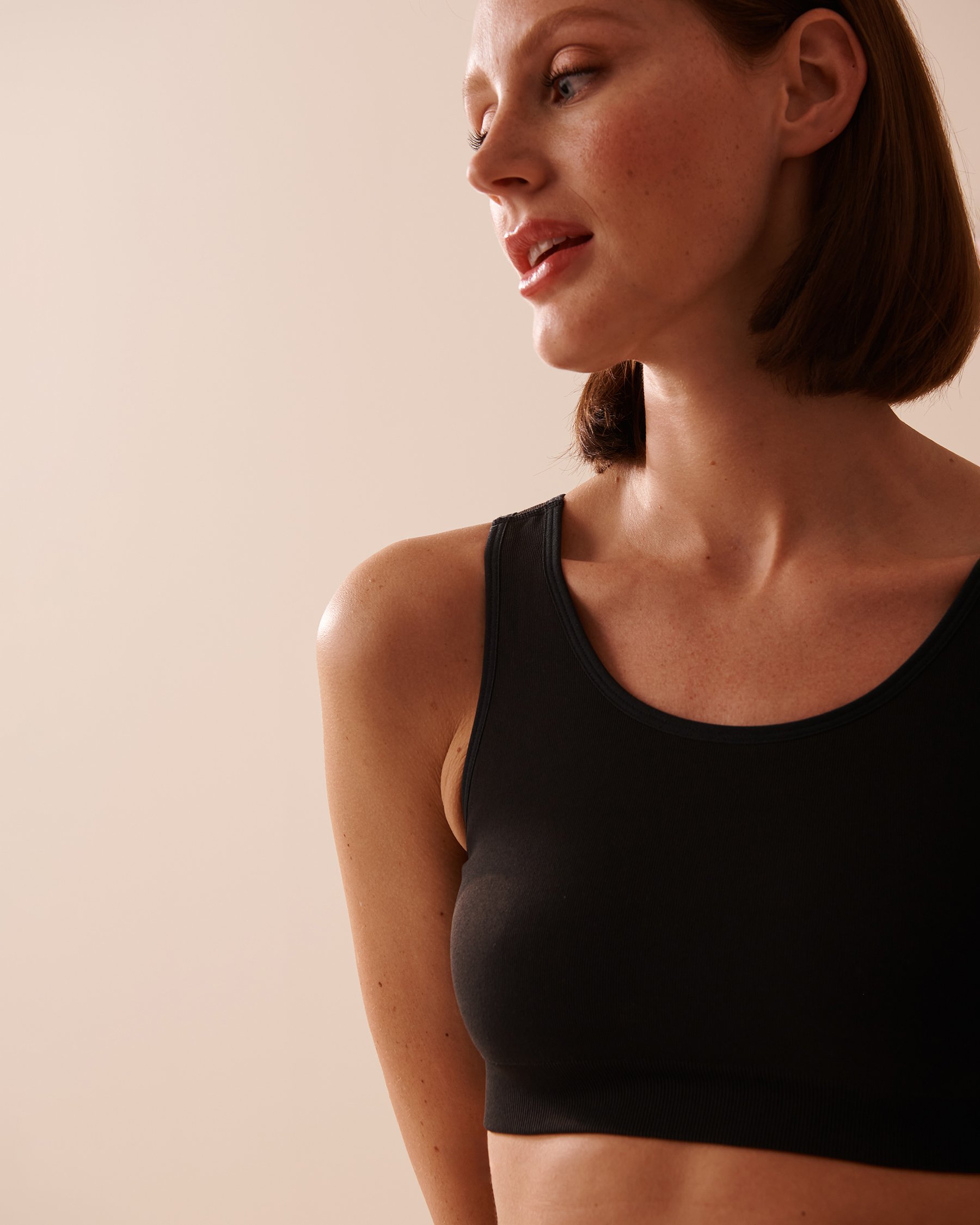 LA VIE EN ROSE Seamless Fabric Crop Cami Black 50100091 - View3