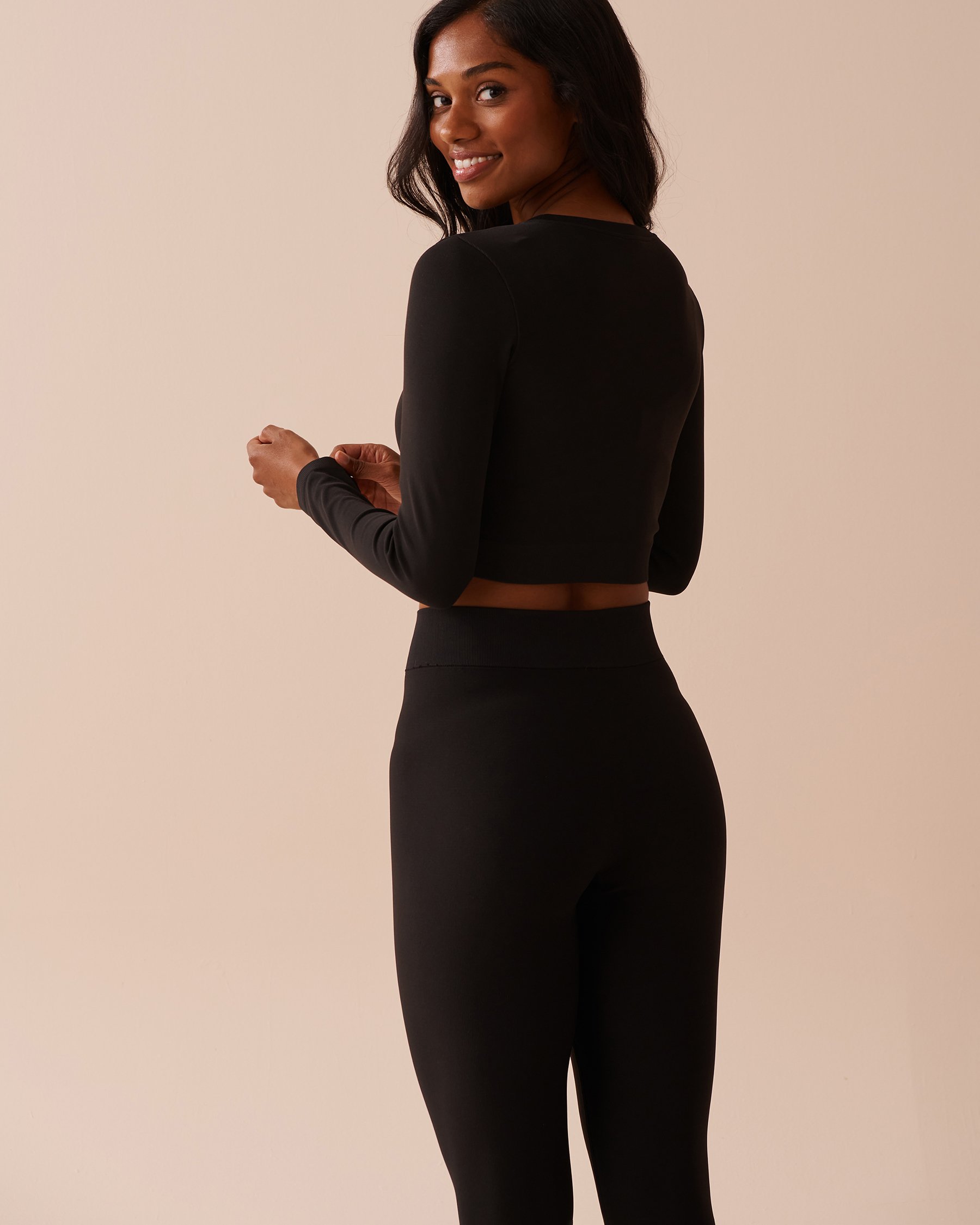 LA VIE EN ROSE Seamless Fabric Long Sleeve Crop Top Black 50100092 - View2