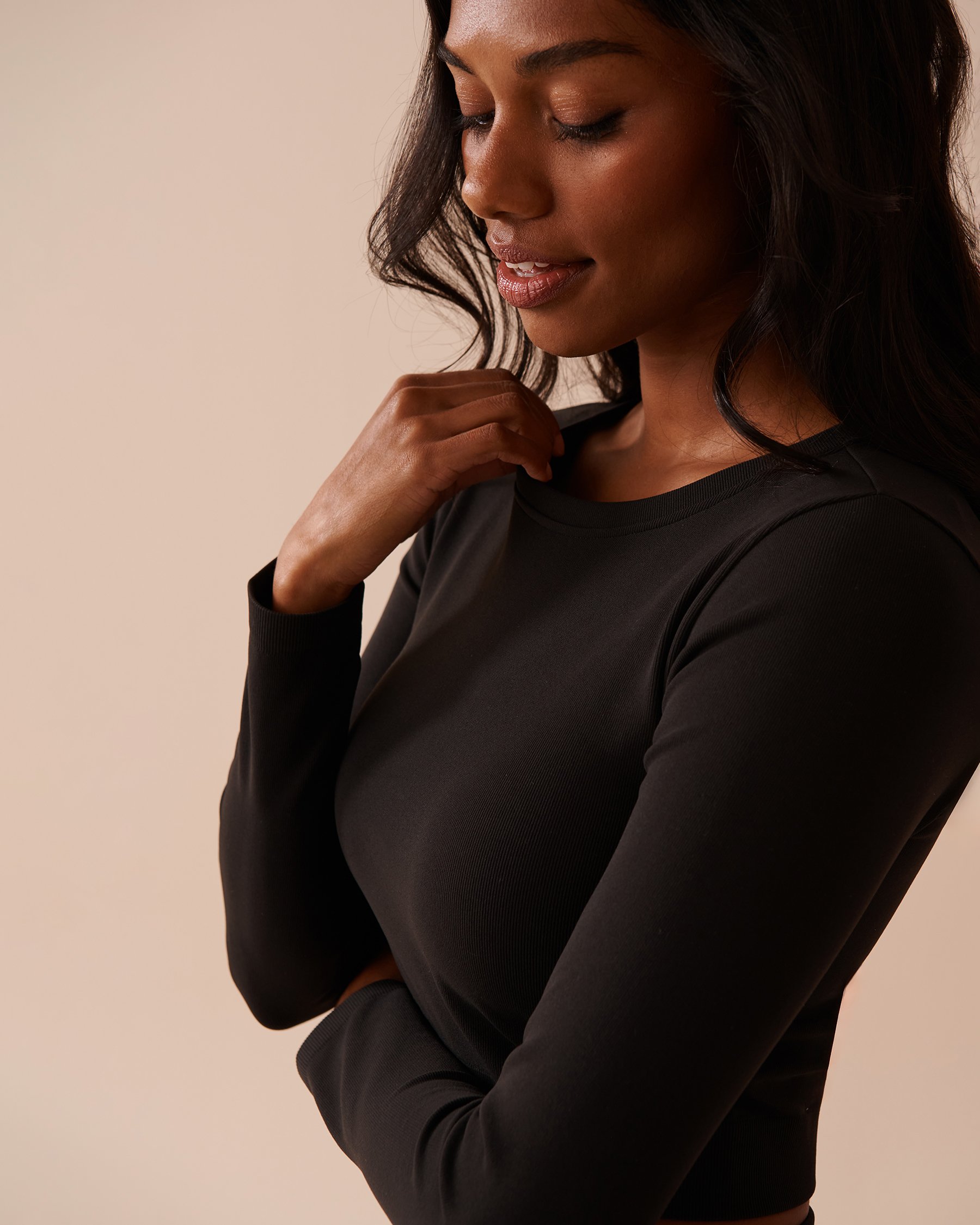 LA VIE EN ROSE Seamless Fabric Long Sleeve Crop Top Black 50100092 - View3