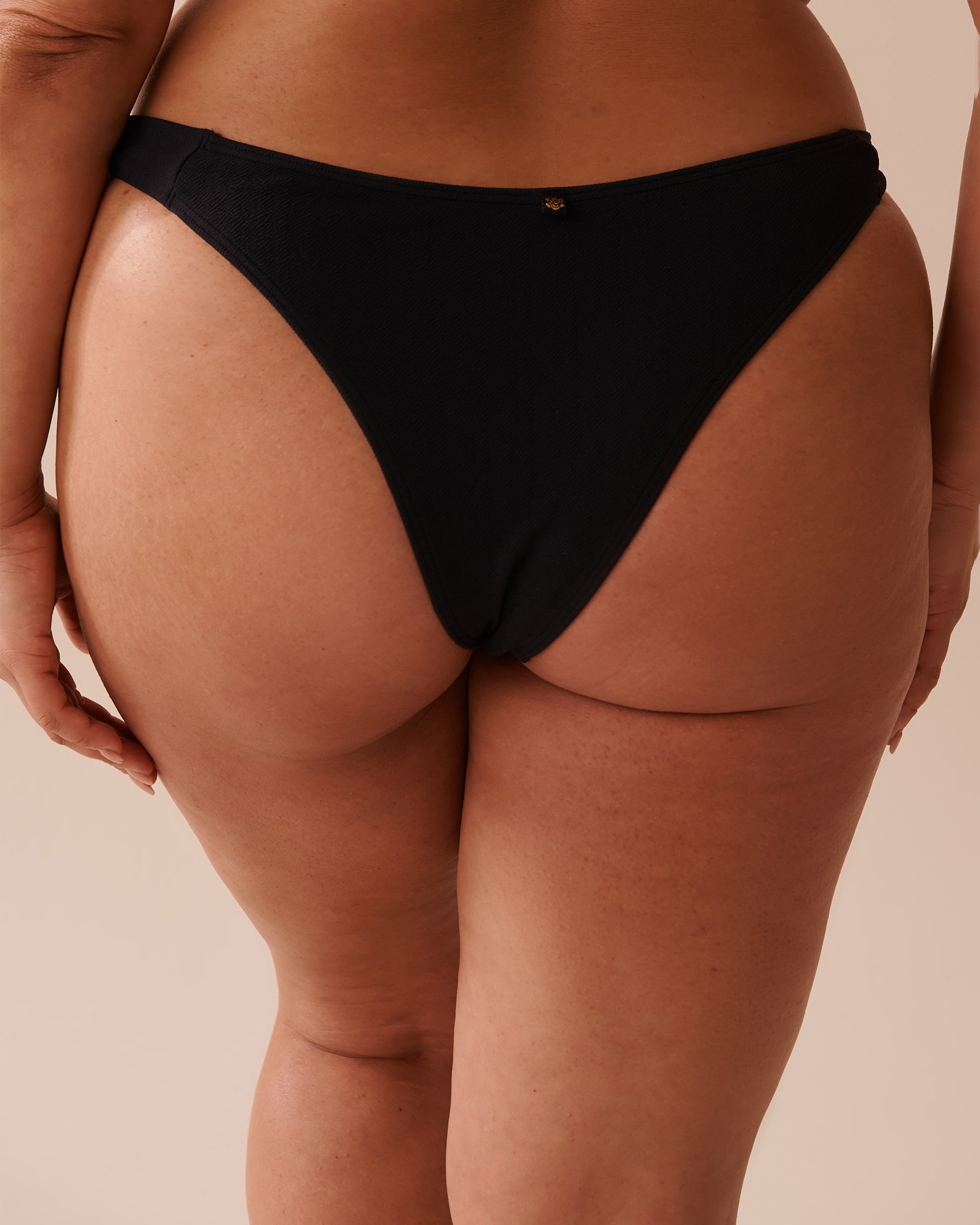 LA VIE EN ROSE AQUA SOLID Recycled Fibers Gathered Thong Bikini Bottom Black 70300588 - View2