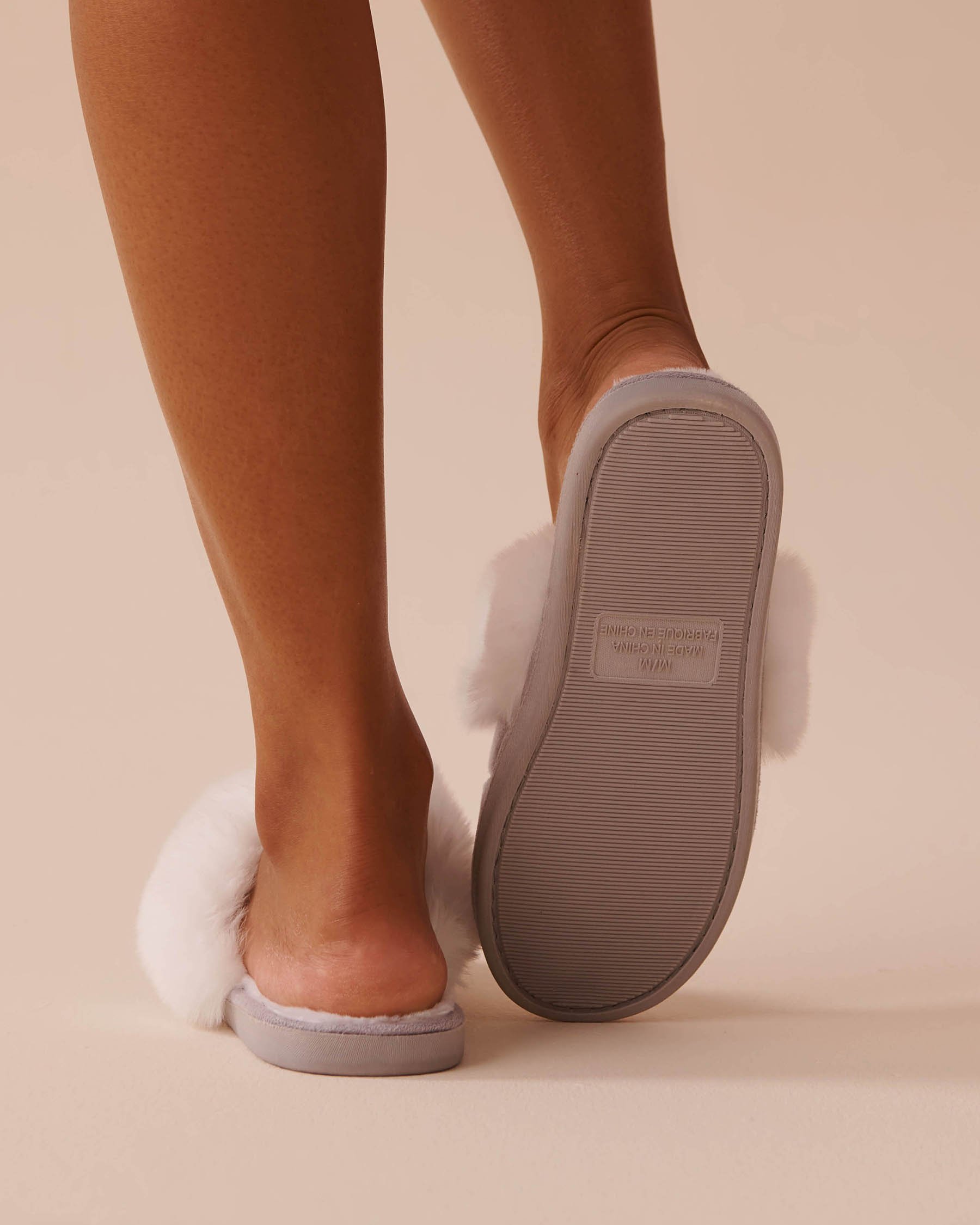 LA VIE EN ROSE Pantoufles mules en suède et fausse fourrure Gris violacé 40700341 - Voir2