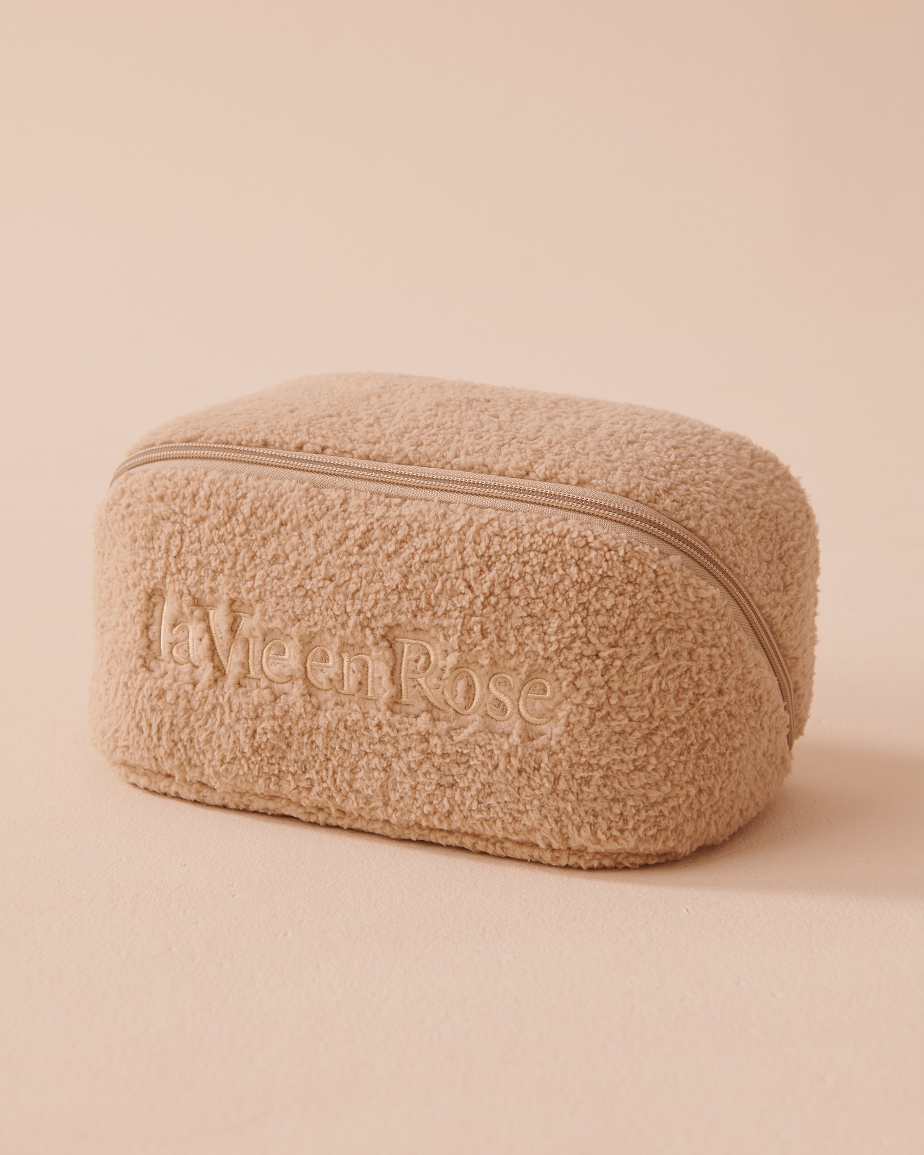 LA VIE EN ROSE Sherpa Cosmetic Bag Beige 40700342 - View1
