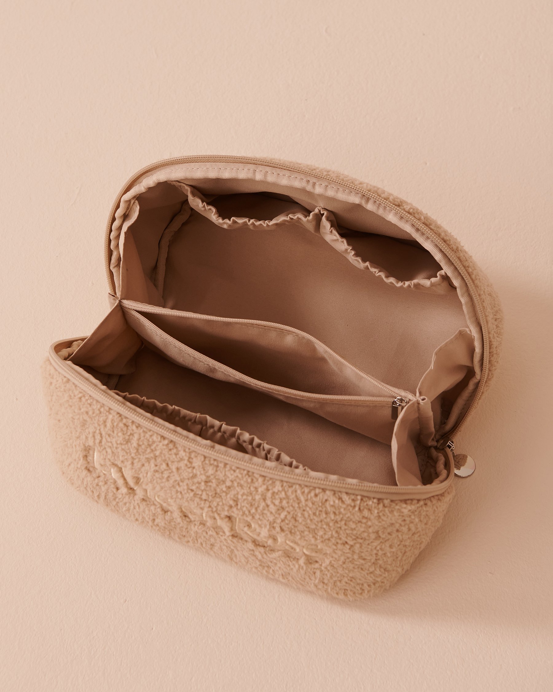 LA VIE EN ROSE Sherpa Cosmetic Bag Beige 40700342 - View2
