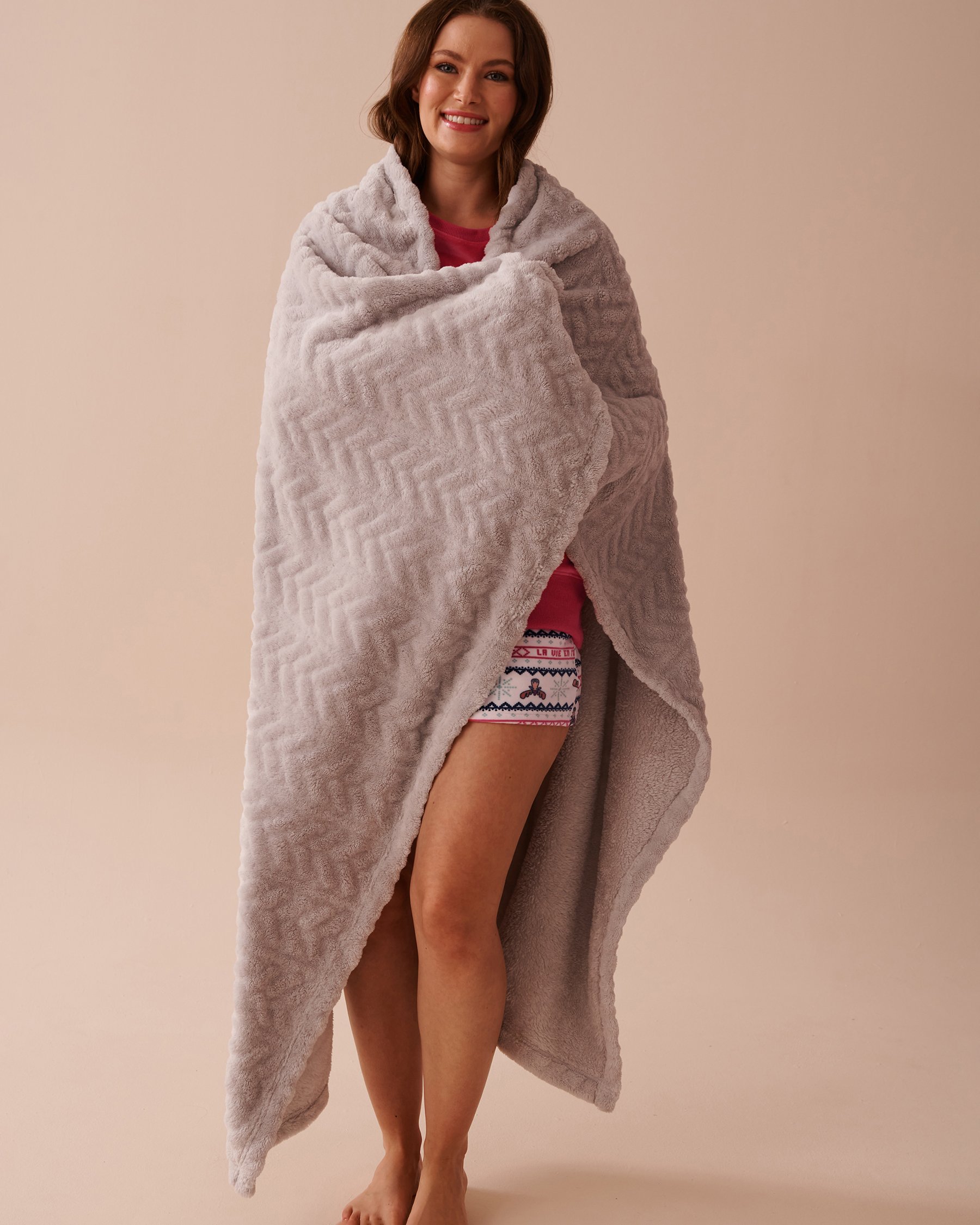 LA VIE EN ROSE Couverture à effet tricoté en peluche douce Gris pâle 40700361 - Voir1