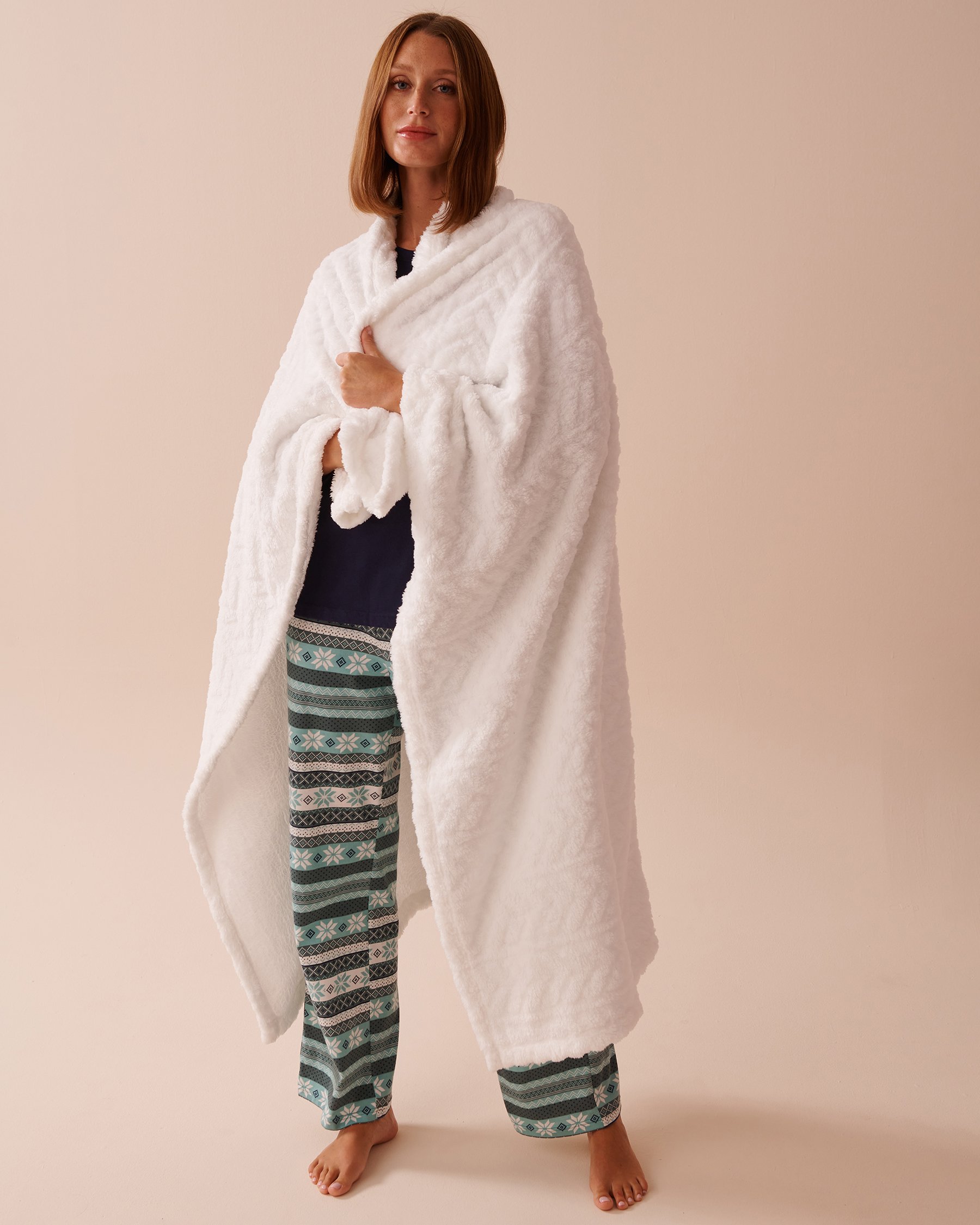 LA VIE EN ROSE Cable Effect Soft Plush Blanket Snow White 40700361 - View4