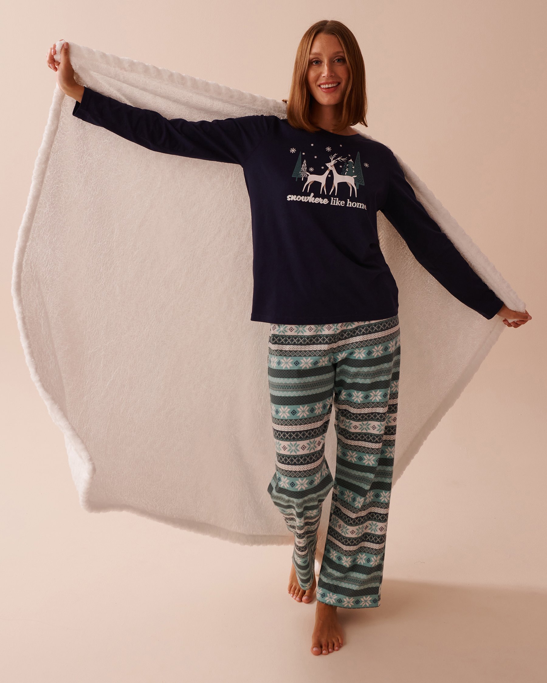 LA VIE EN ROSE Cable Effect Soft Plush Blanket Snow White 40700361 - View3