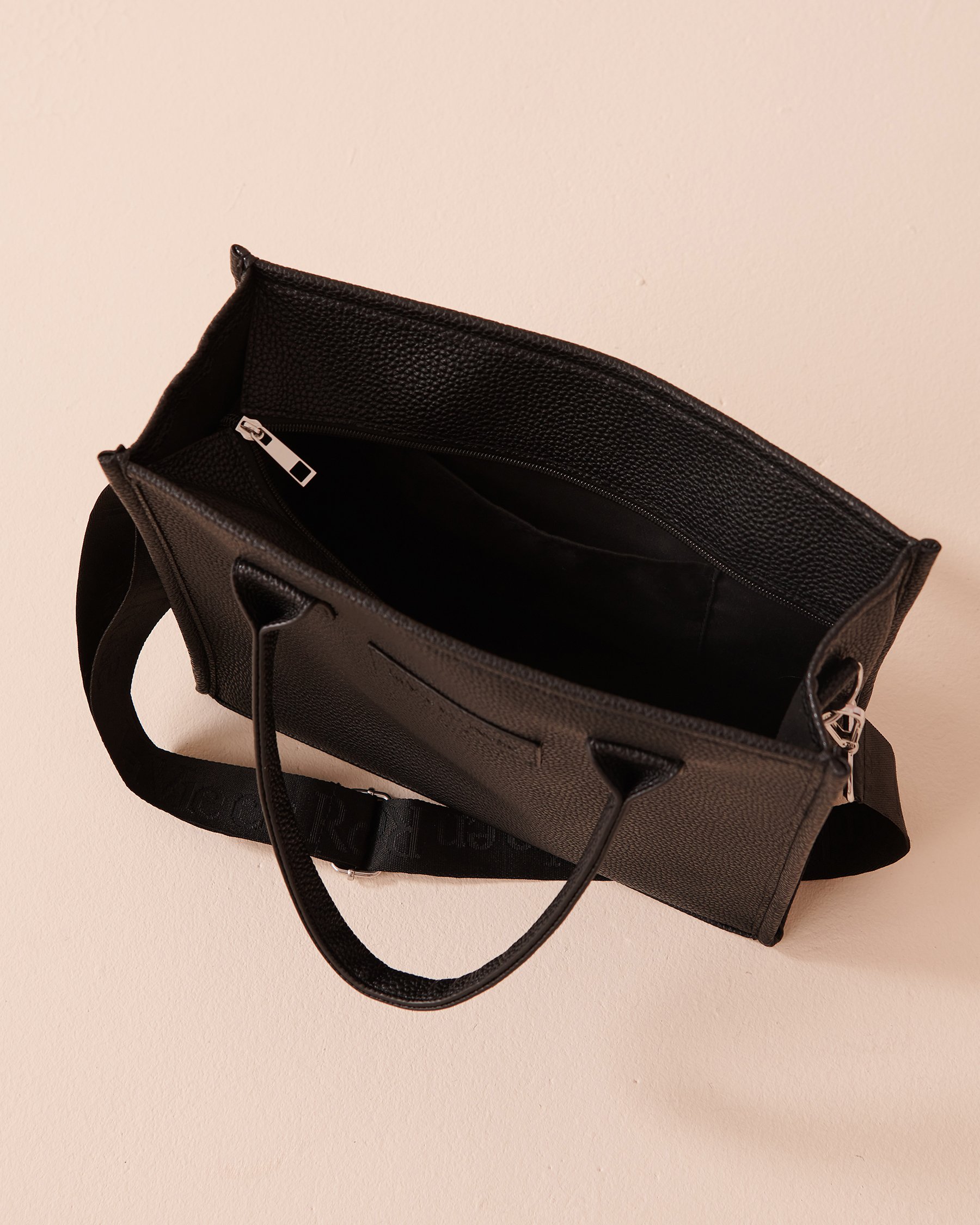 LA VIE EN ROSE Sac fourre-tout en faux cuir Noir 40700371 - Voir5