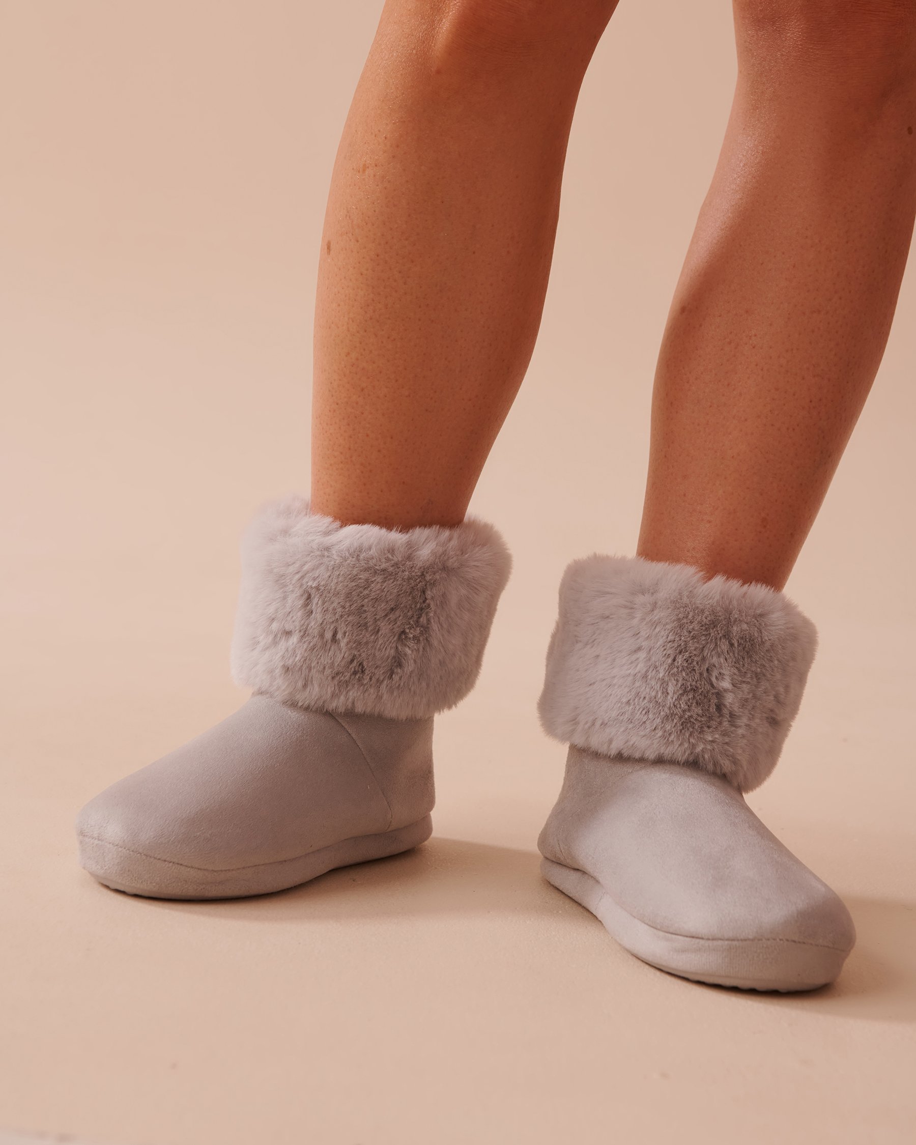 LA VIE EN ROSE Pantoufles bottines en faux suède et fausse fourrure Gris 40700362 - Voir3