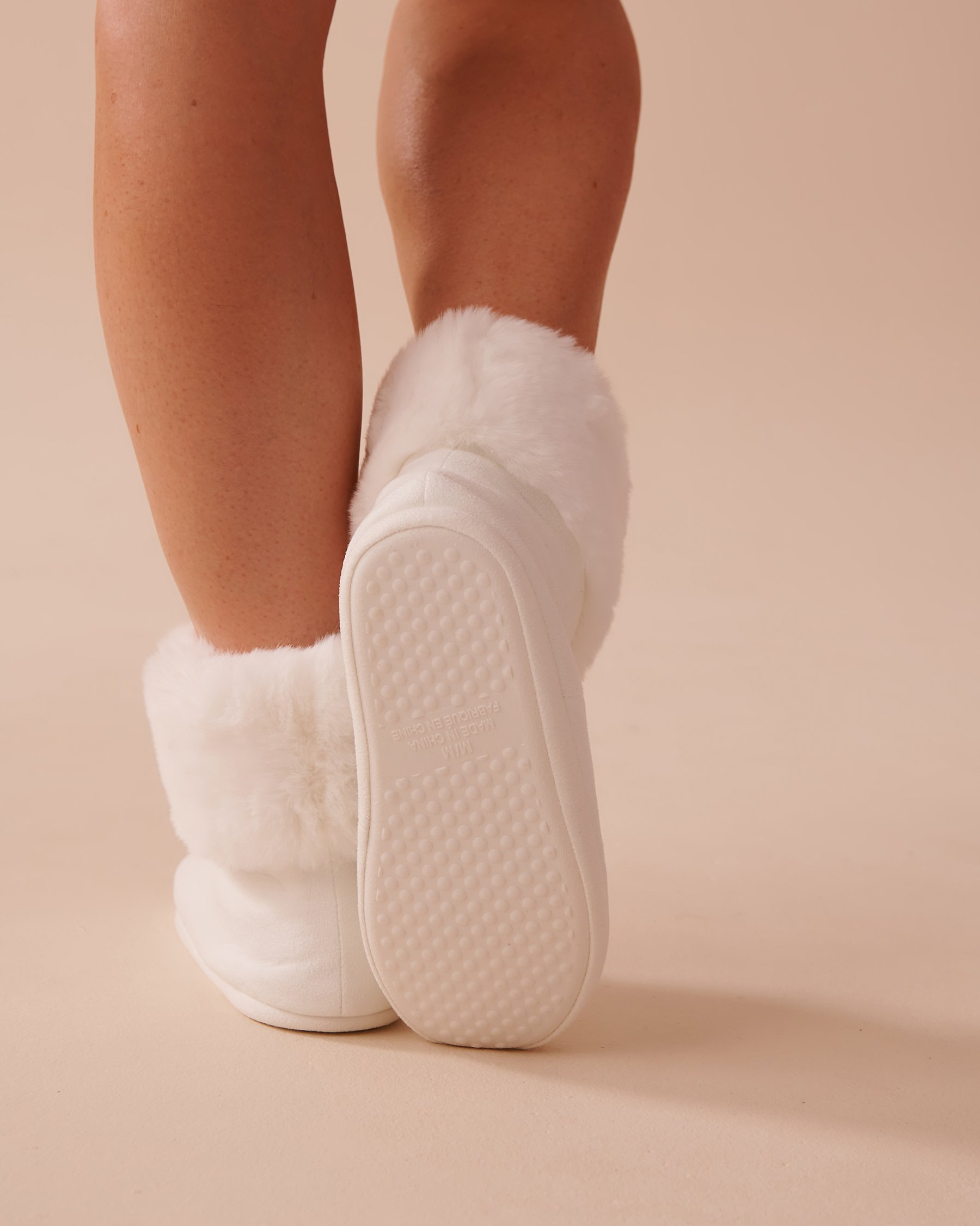 LA VIE EN ROSE Pantoufles bottines en faux suède et fausse fourrure Blanc neige 40700362 - View2