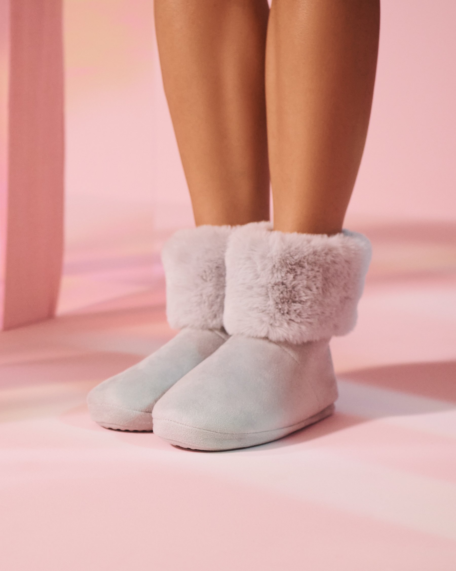 LA VIE EN ROSE Pantoufles bottines en faux suède et fausse fourrure Gris 40700362 - View1