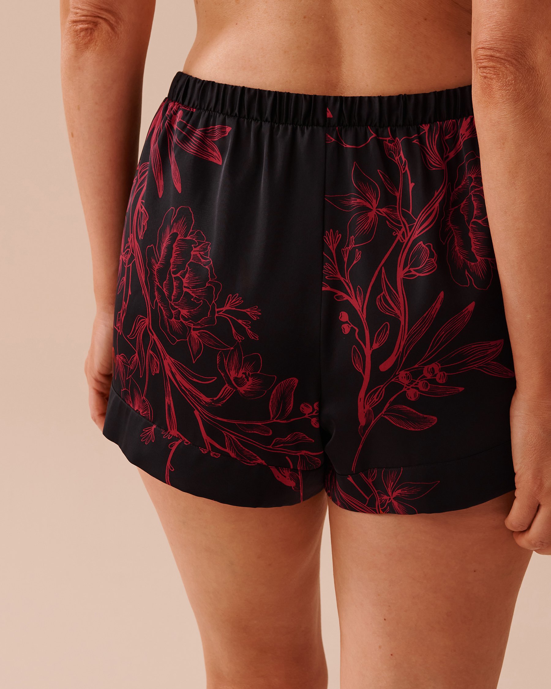 LA VIE EN ROSE Short en satin imprimé floral foncé Jardin mystique noir 60200112 - View2
