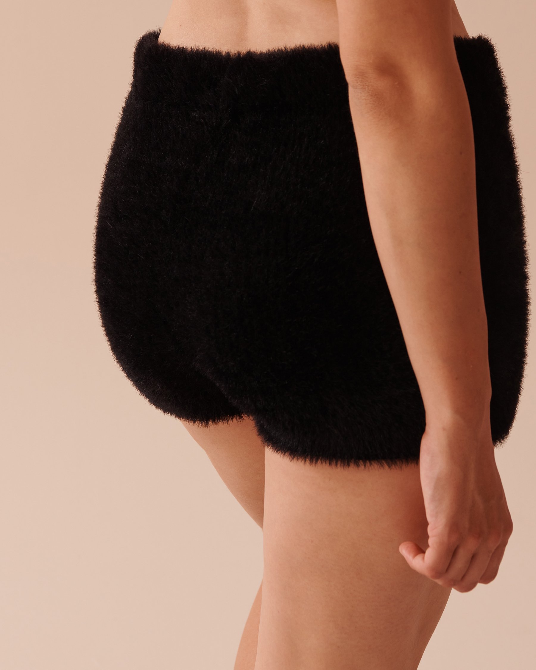 LA VIE EN ROSE Fluffy Shorts Black 50200083 - View2