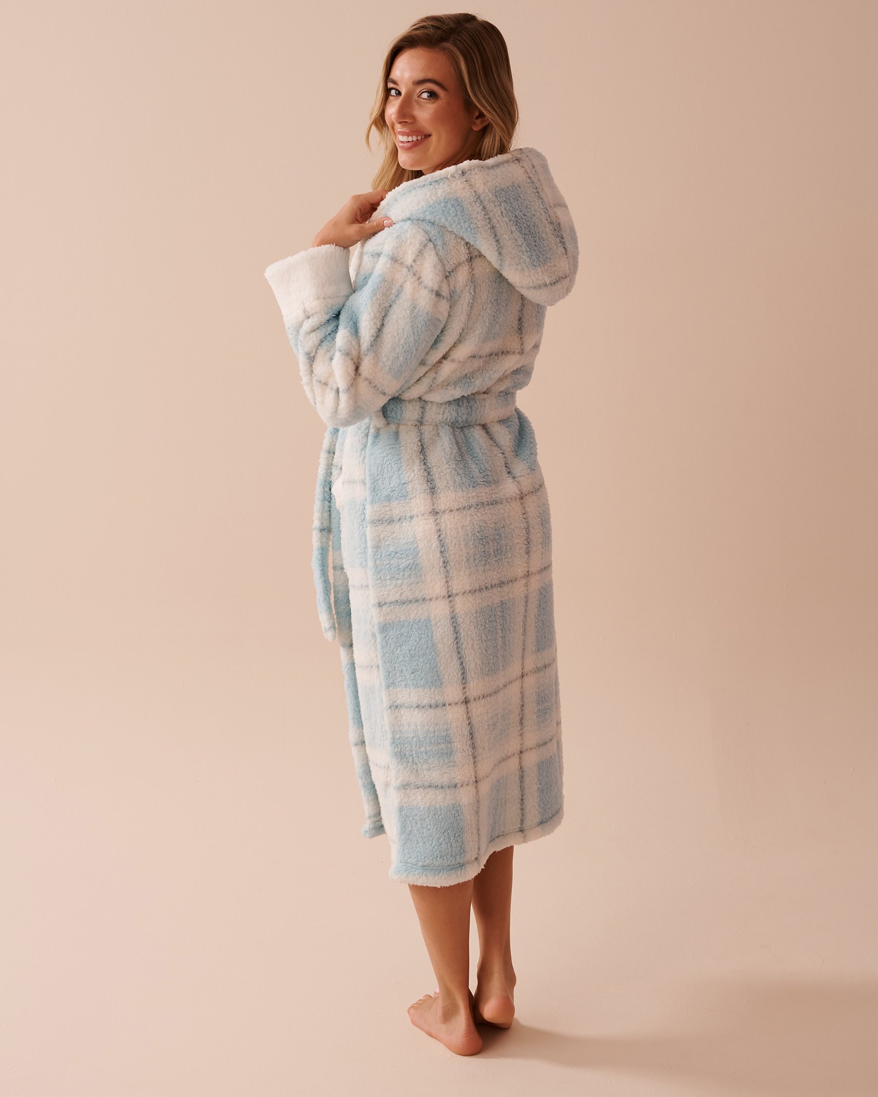 LA VIE EN ROSE Sherpa Plaid Robe abc 123 Light Blue Plaid 40600195 - View3