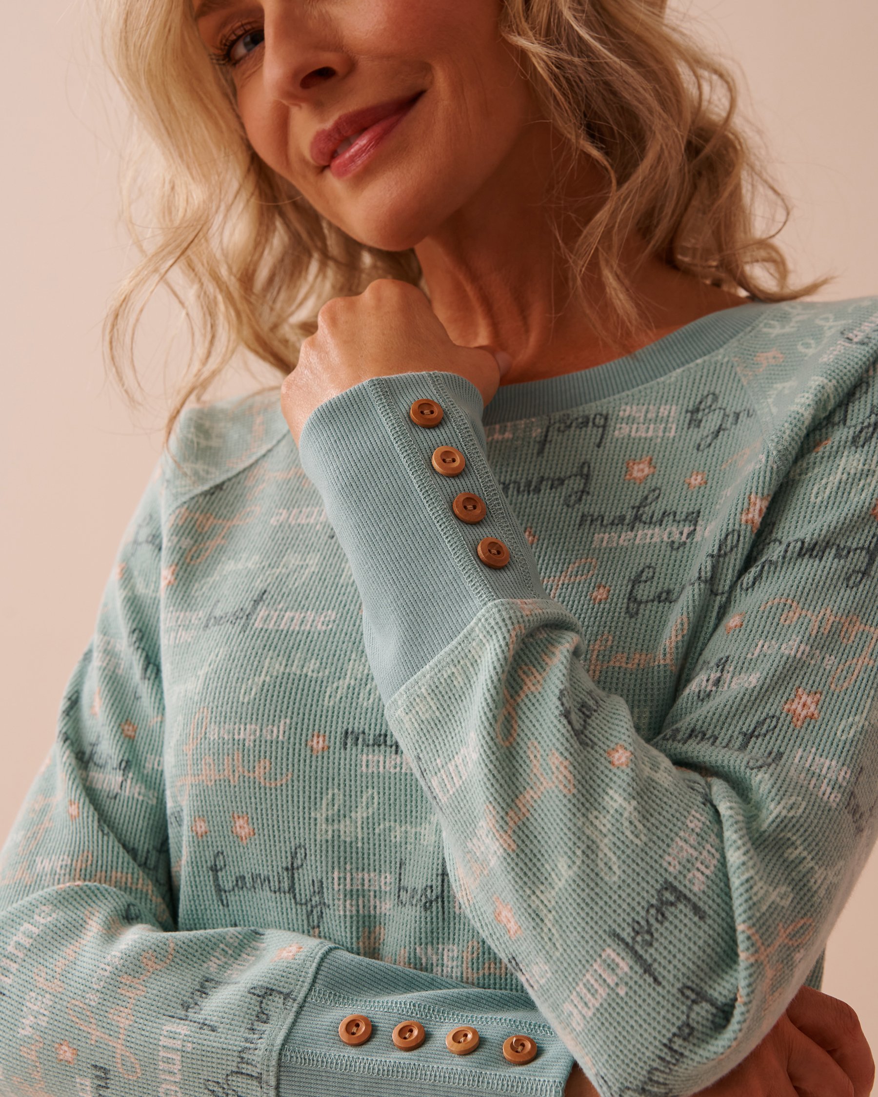 LA VIE EN ROSE Chandail manches longues en tricot gaufré imprimé hivernal Bleu apaisant 40100642 - Voir4