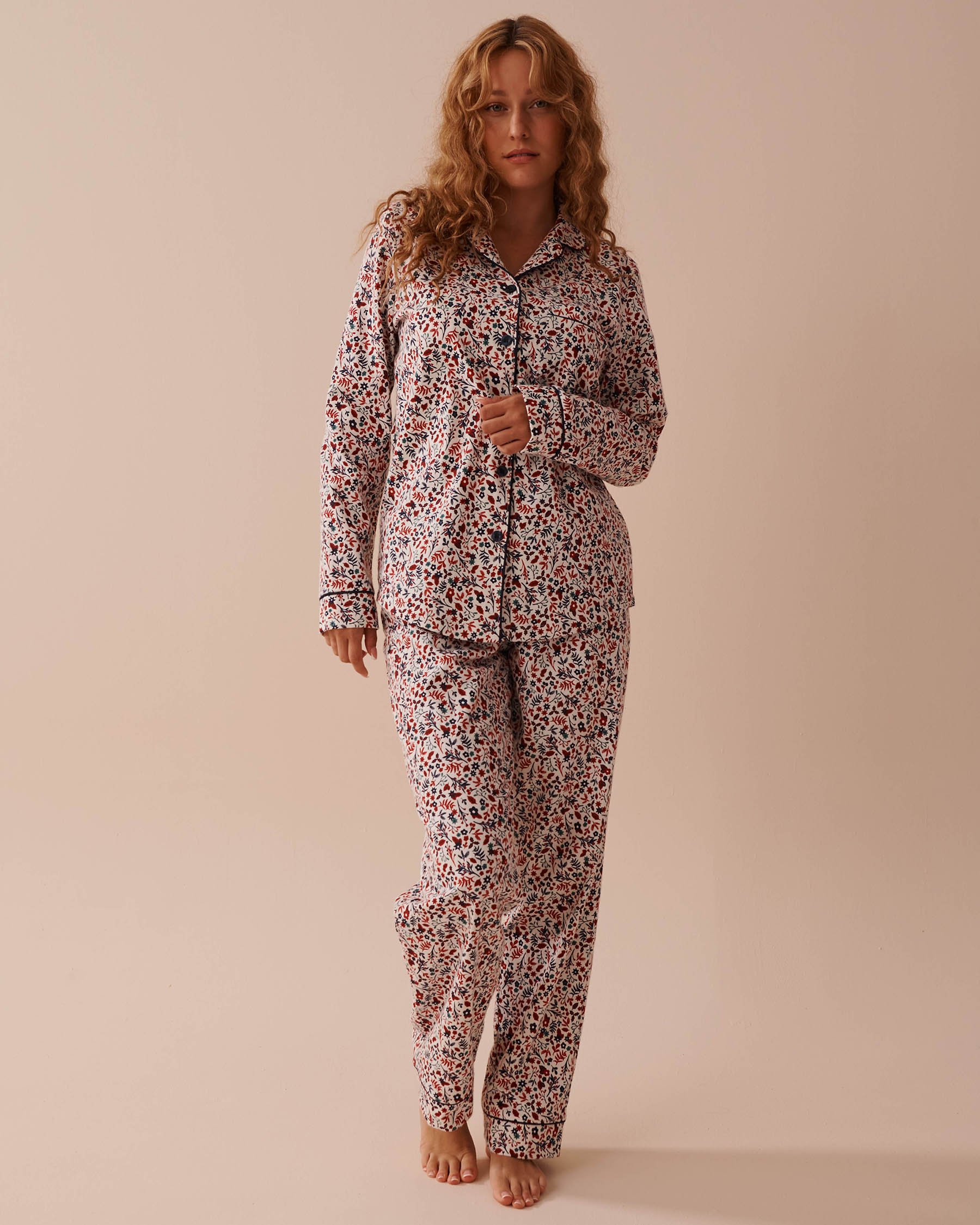LA VIE EN ROSE Ensemble pyjama en flanelle imprimé fleurs hivernales Fleurs d'hiver rouges et bleues 40400073 - Voir1