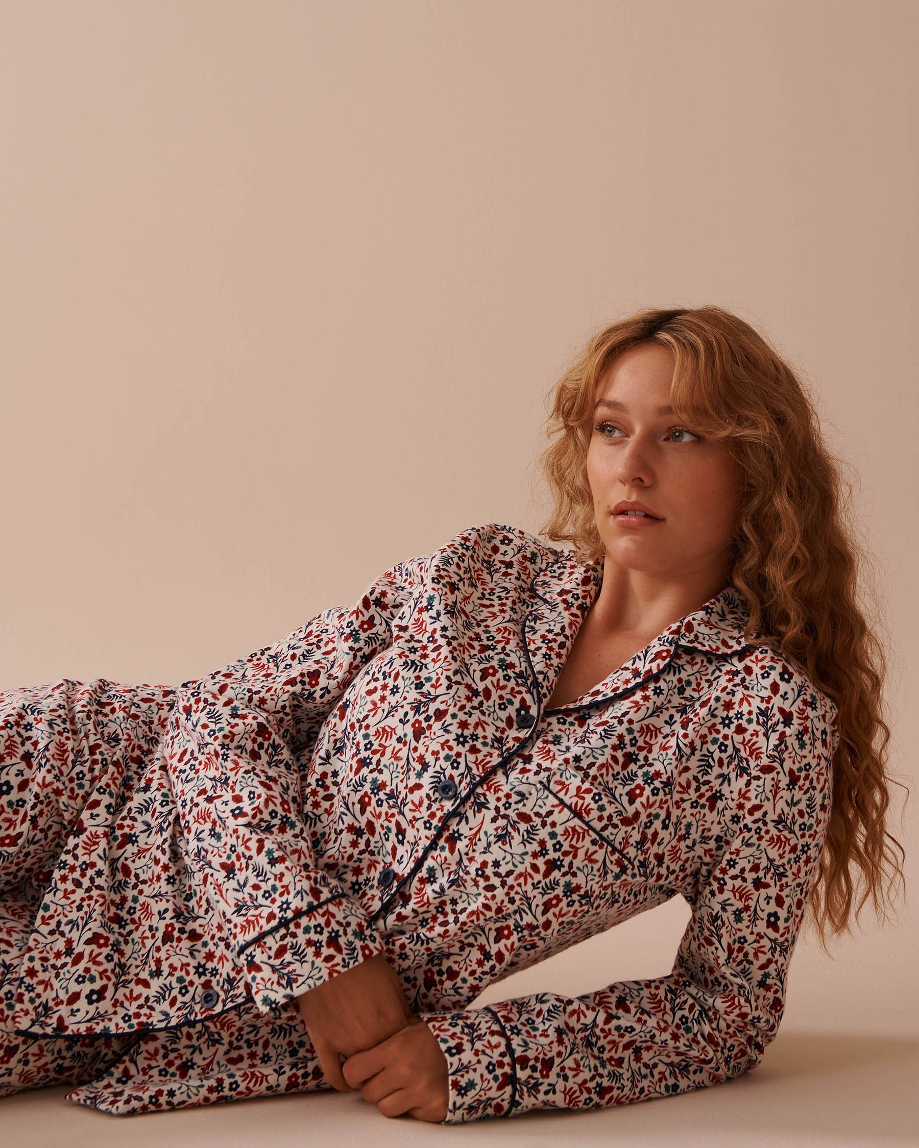 LA VIE EN ROSE Ensemble pyjama en flanelle imprimé fleurs hivernales Fleurs d'hiver rouges et bleues 40400073 - Voir4