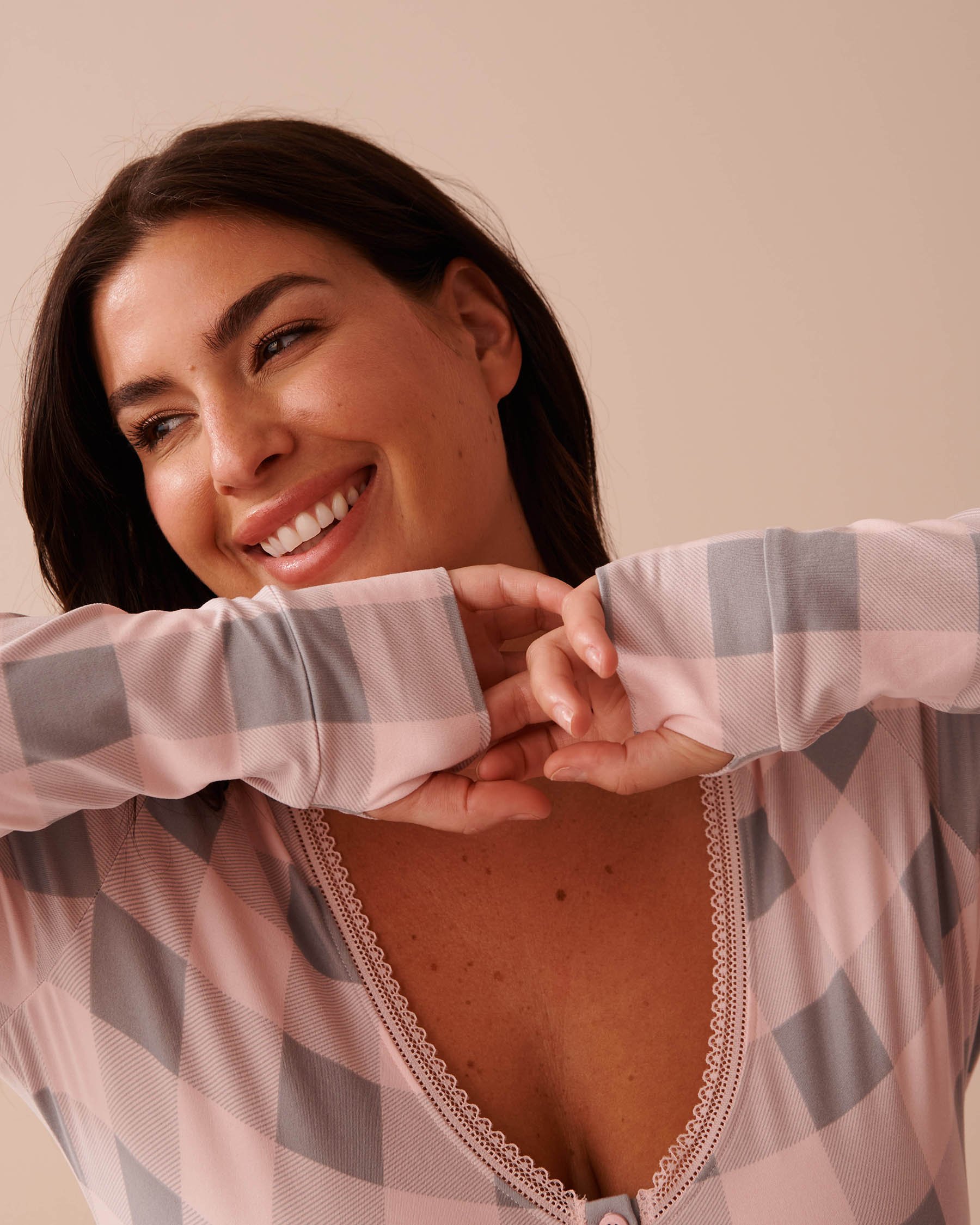 LA VIE EN ROSE Combishort manches longues ultra doux à carreaux roses Carreaux rose fée 40300050 - Voir4