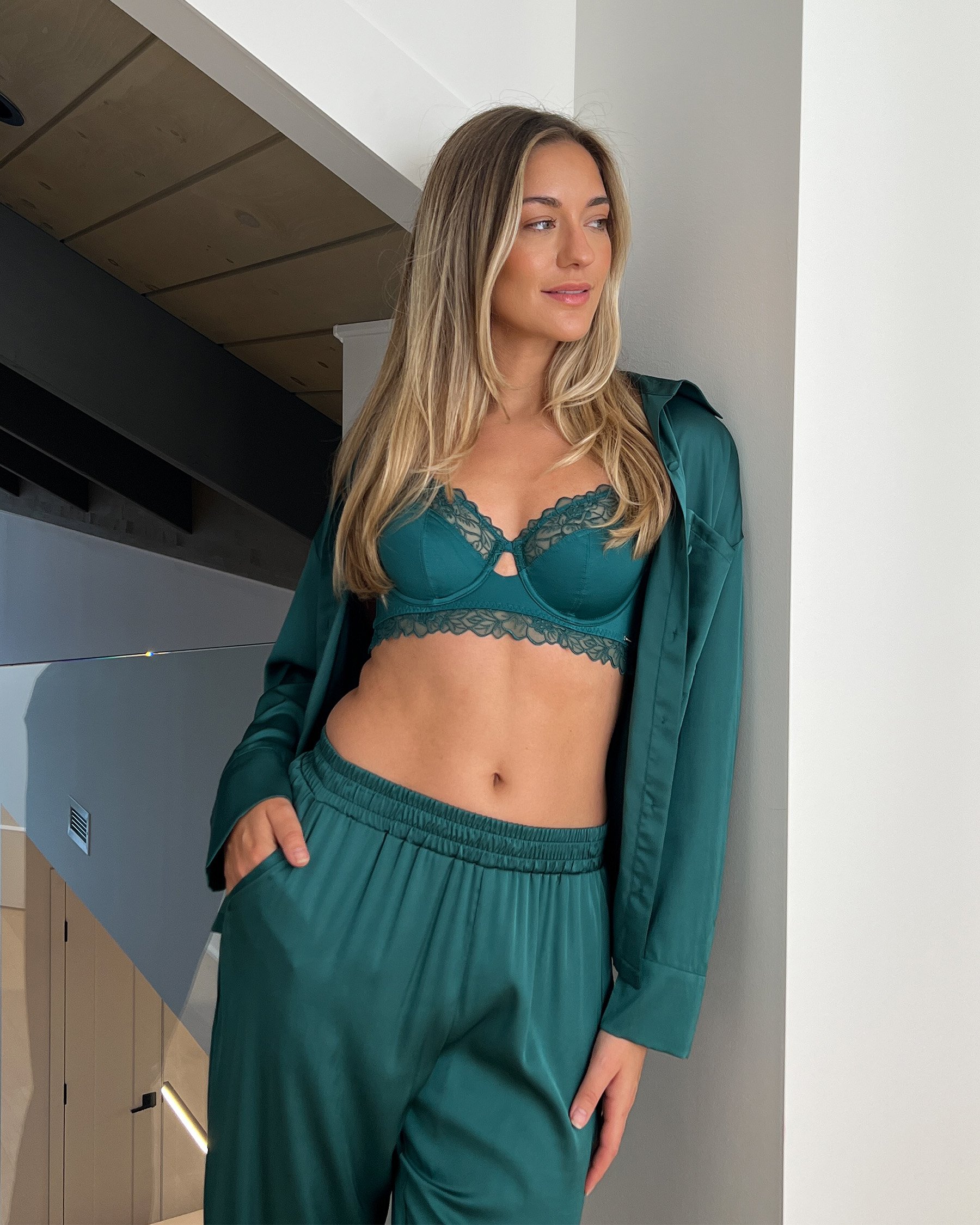 LA VIE EN ROSE Unlined Shiny Microfiber and Mesh Bra Fir Green 10100157 - View4