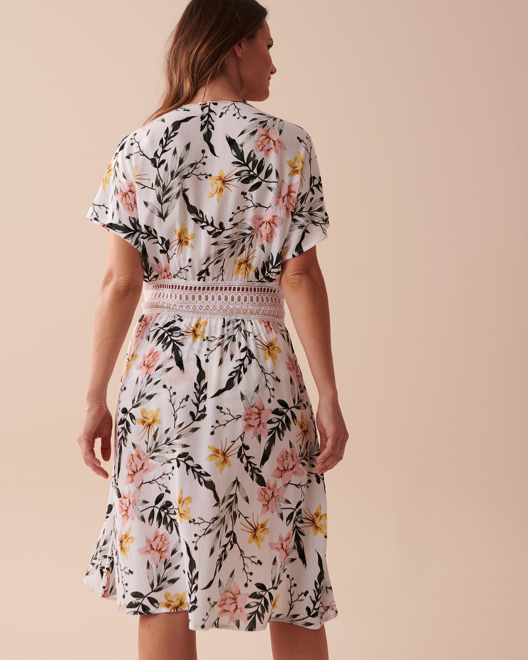 LA VIE EN ROSE AQUA Cut-out Caftan with Crochet Detail White Tropical Blooms 80400046 - View2