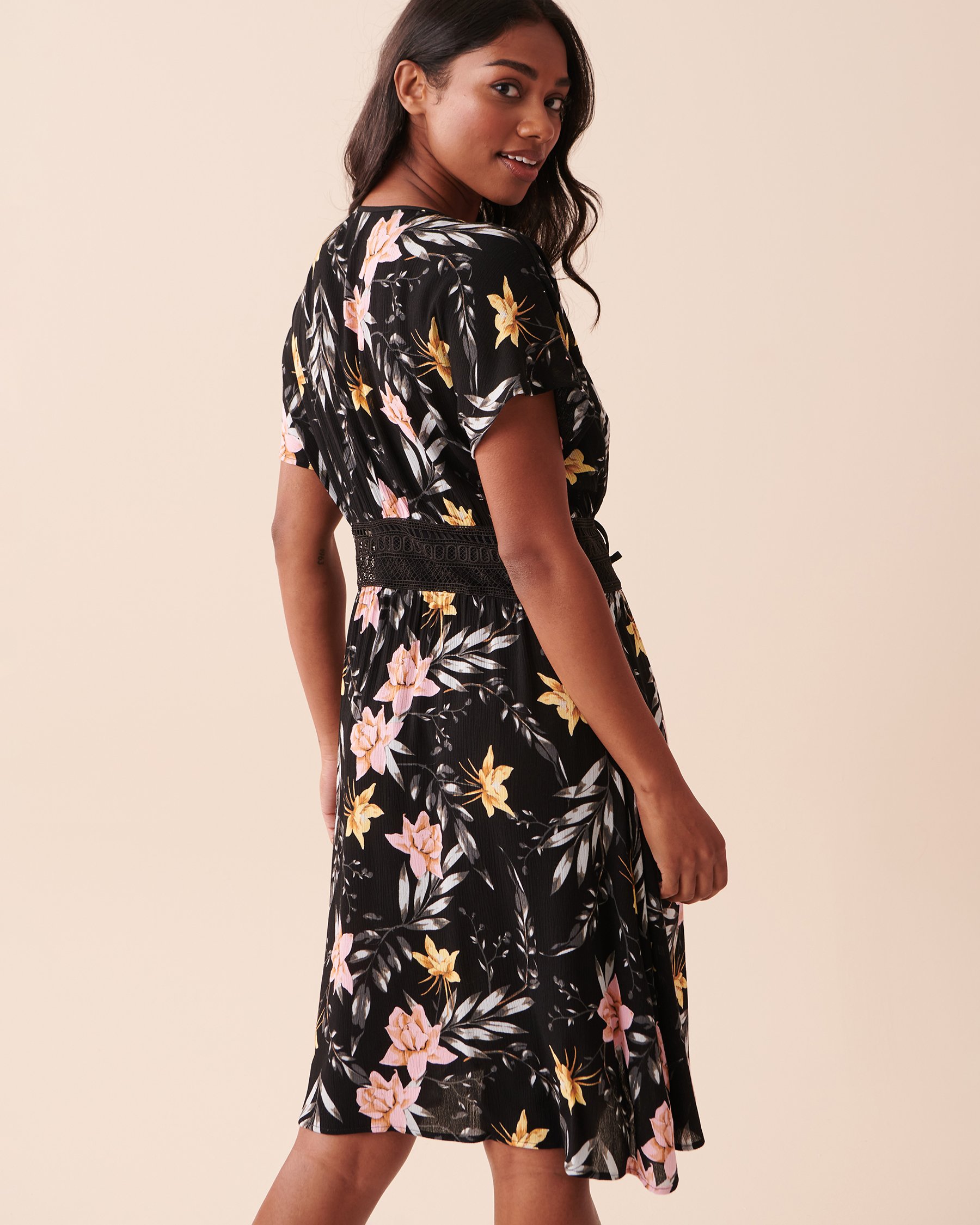 LA VIE EN ROSE AQUA Cut-out Caftan with Crochet Detail Black Tropical Blooms 80400046 - View2