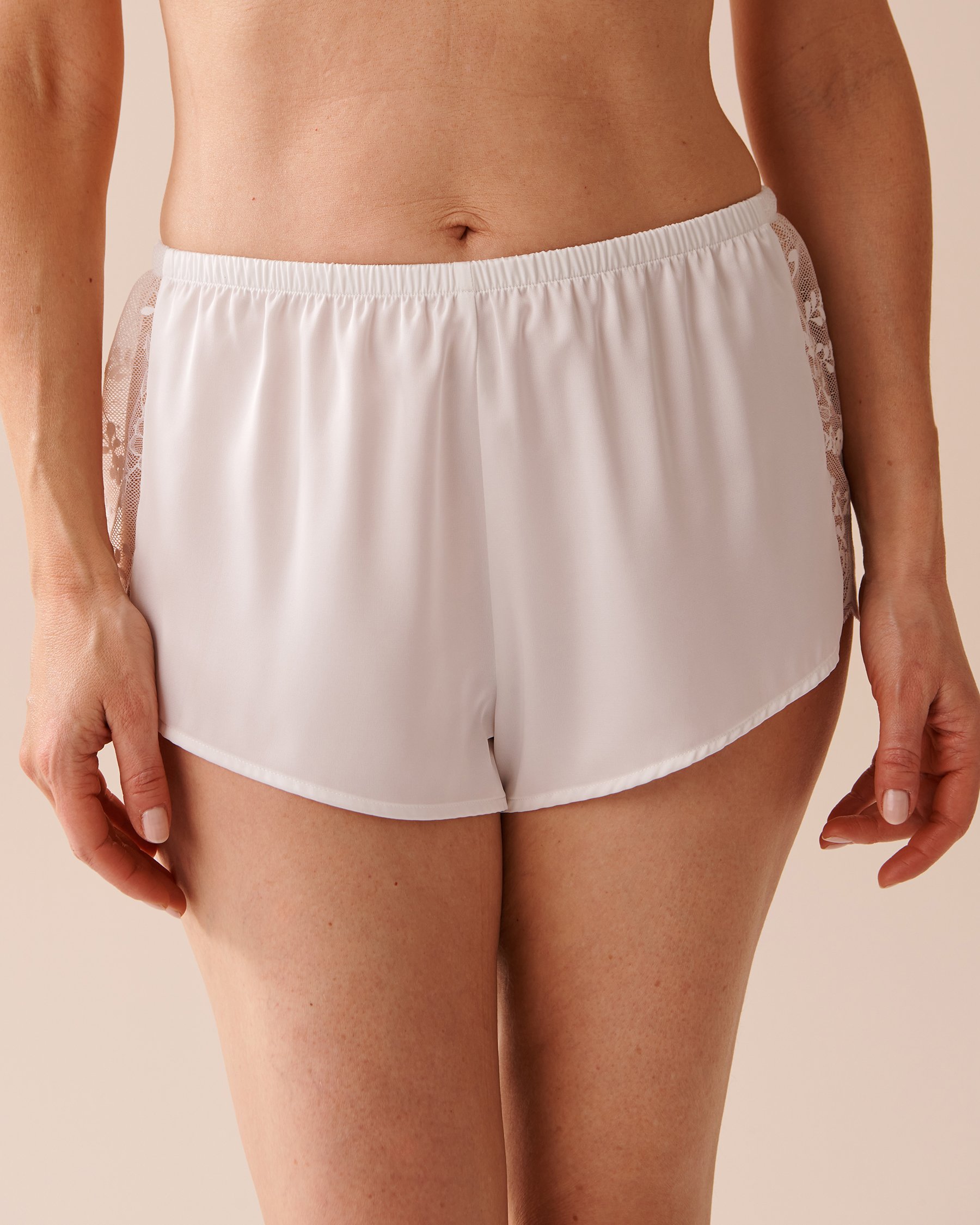 LA VIE EN ROSE Satin and Lace Shorts White 60200093 - View4