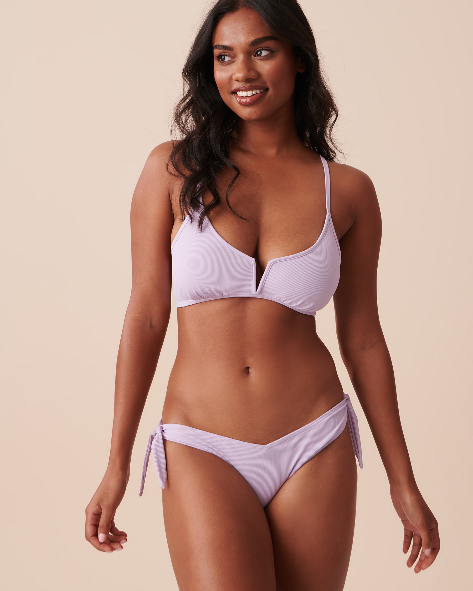 LA VIE EN ROSE AQUA Bas de bikini brésilien coupe en V noué aux hanches texturé PASTEL Lilas pastel 70300534 - Voir3