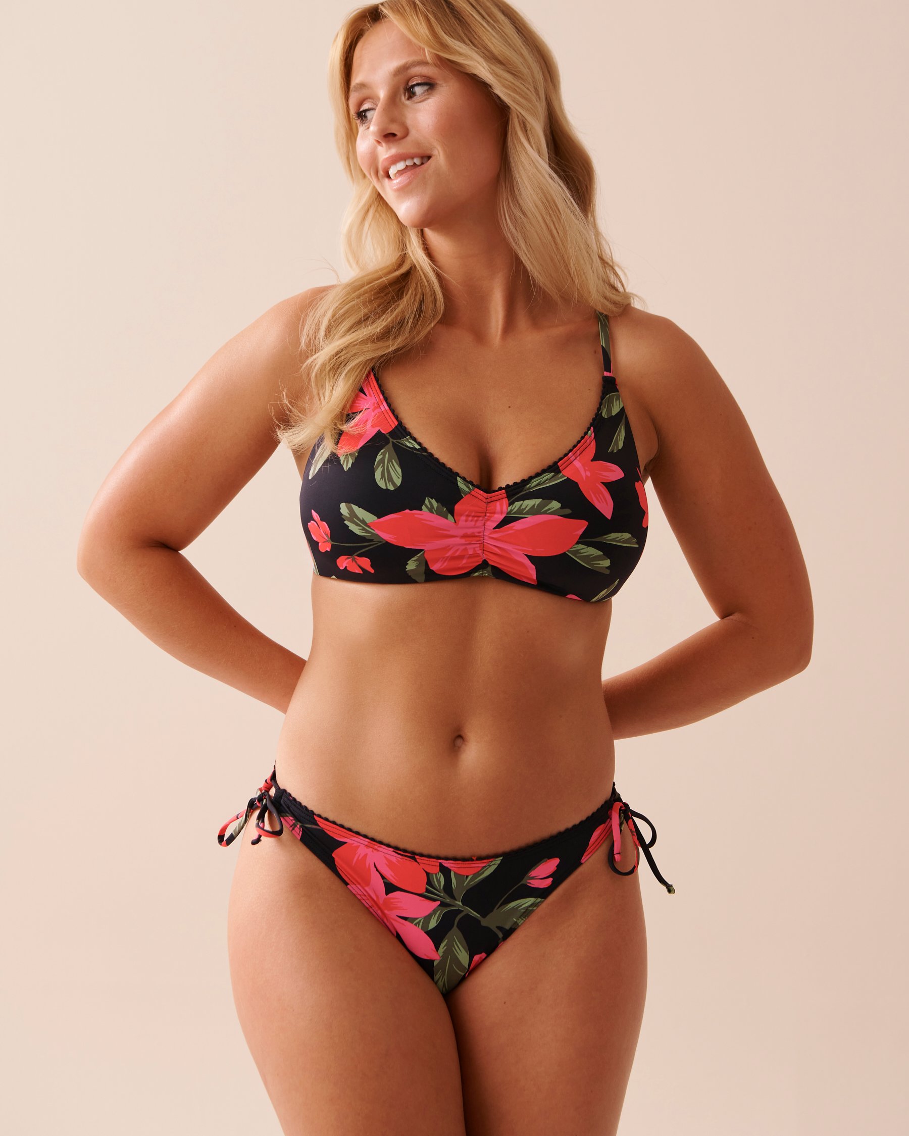 LA VIE EN ROSE AQUA Haut de bikini bralette TROPICAL Fleurs tropicales rouges 70100620 - View1