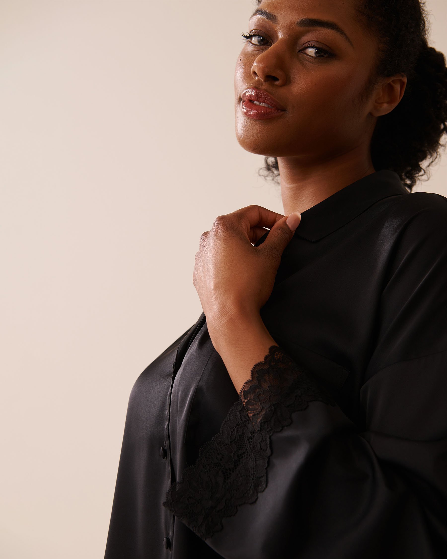 LA VIE EN ROSE Chemisier manches longues en satin et dentelle Noir 60100144 - View3