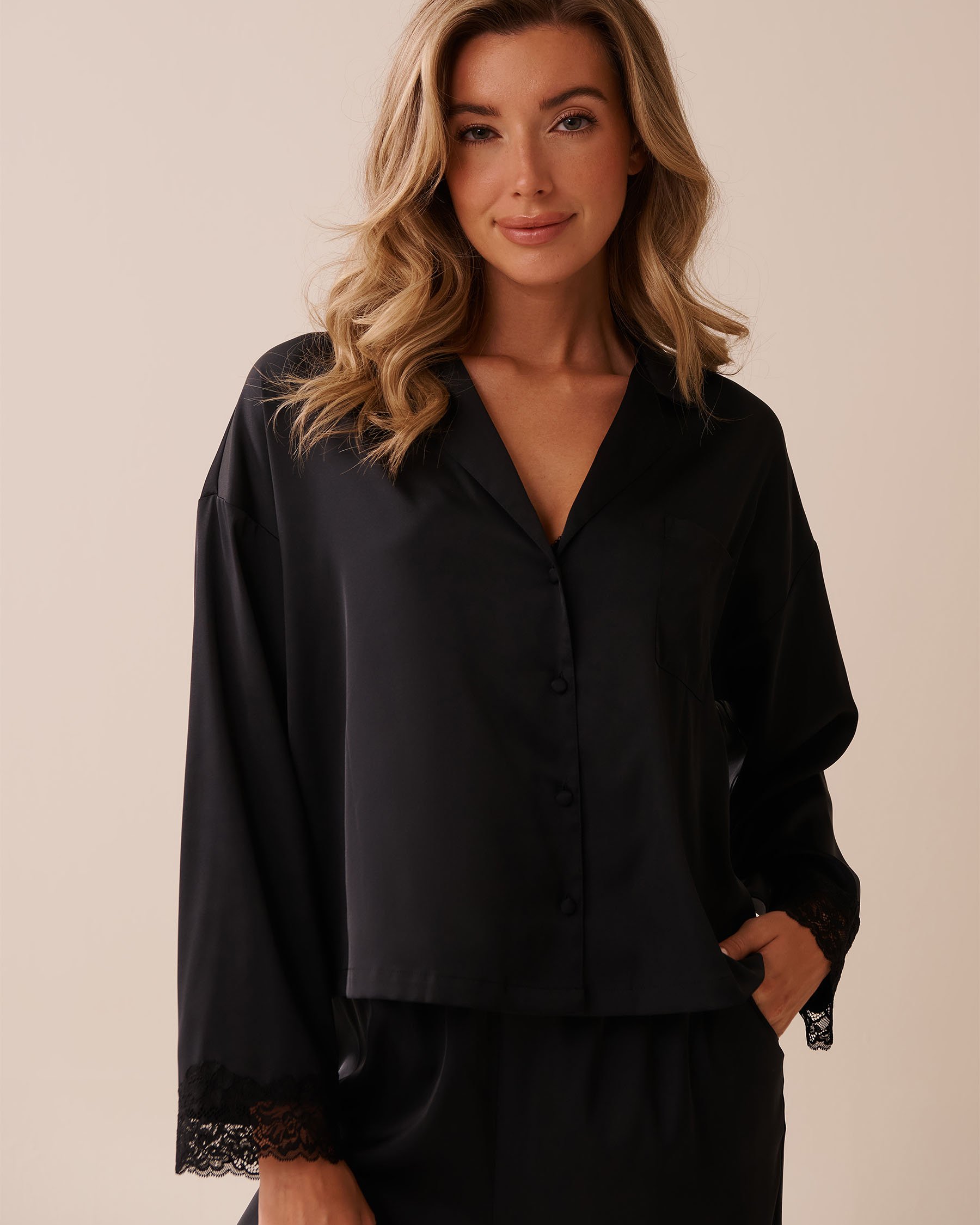 LA VIE EN ROSE Chemisier manches longues en satin et dentelle Noir 60100144 - View4