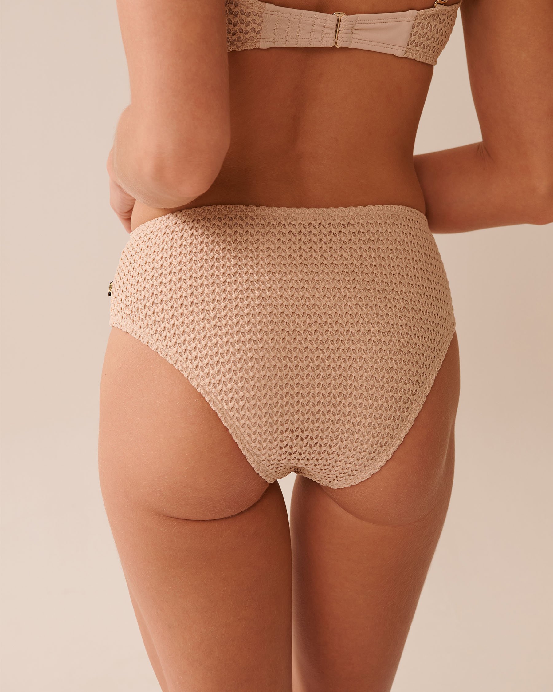 LA VIE EN ROSE AQUA Bas de bikini cheeky taille mi-haute en crochet WARM SAND Sable chaud 70300762 - Voir2