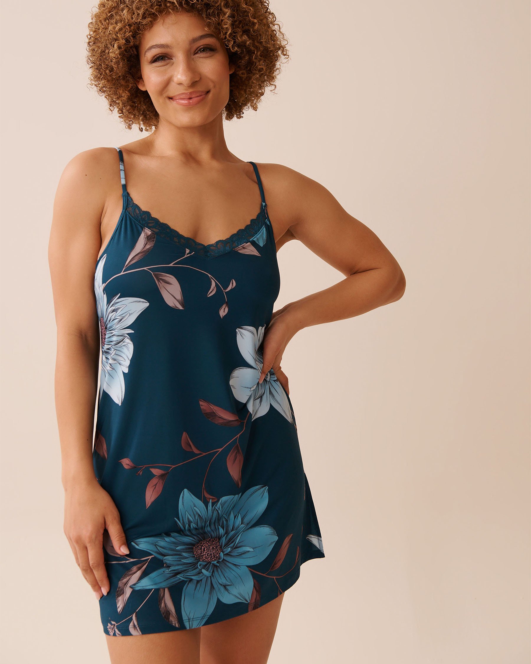 LA VIE EN ROSE Nuisette à soutien intégré en fibres recyclées imprimé chrysanthème Chrysanthèmes bleus 60500205 - Voir1
