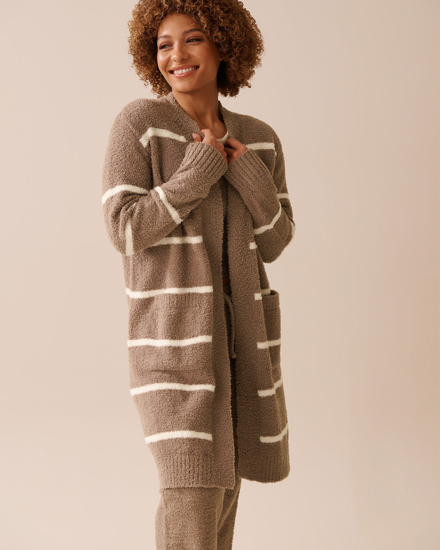 LA VIE EN ROSE Cardigan long en chenille Rayures brunes et blanches 50500016 - Voir3