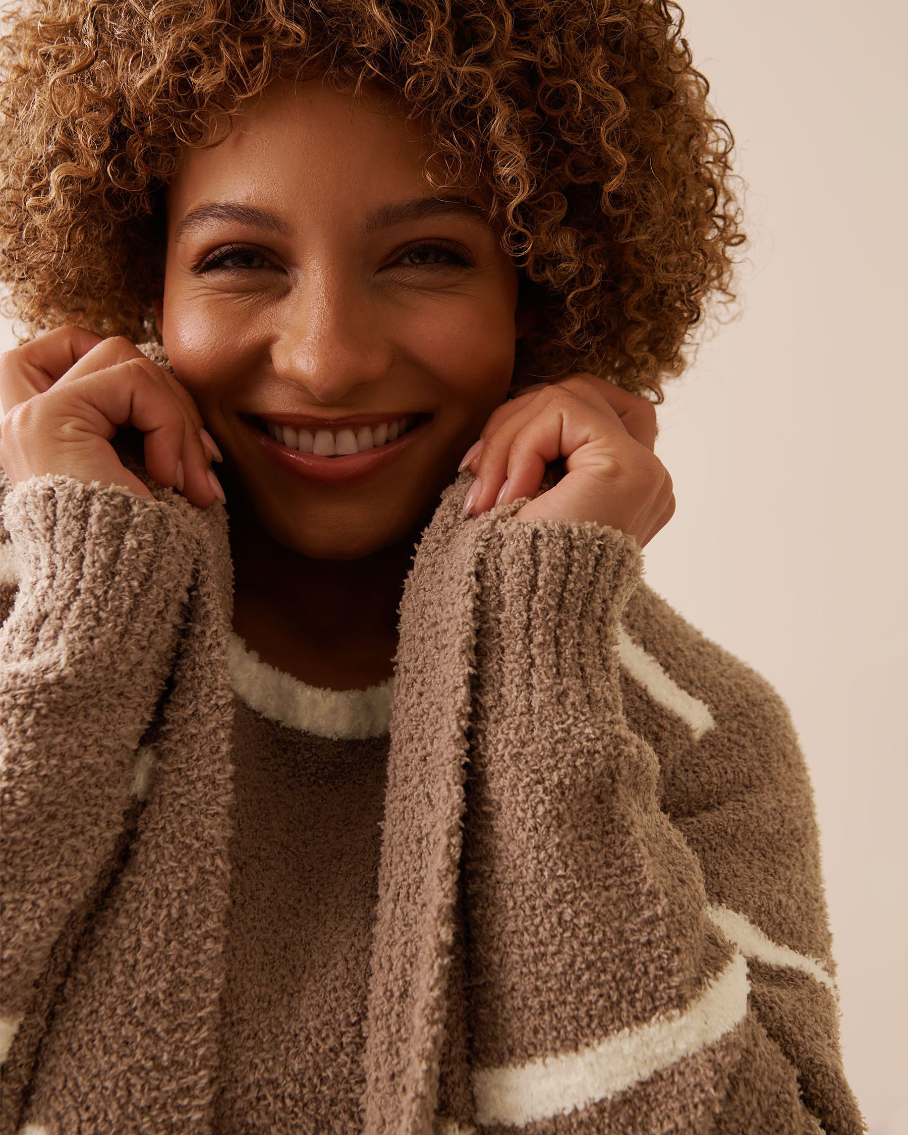 LA VIE EN ROSE Cardigan long en chenille Rayures brunes et blanches 50500016 - Voir5