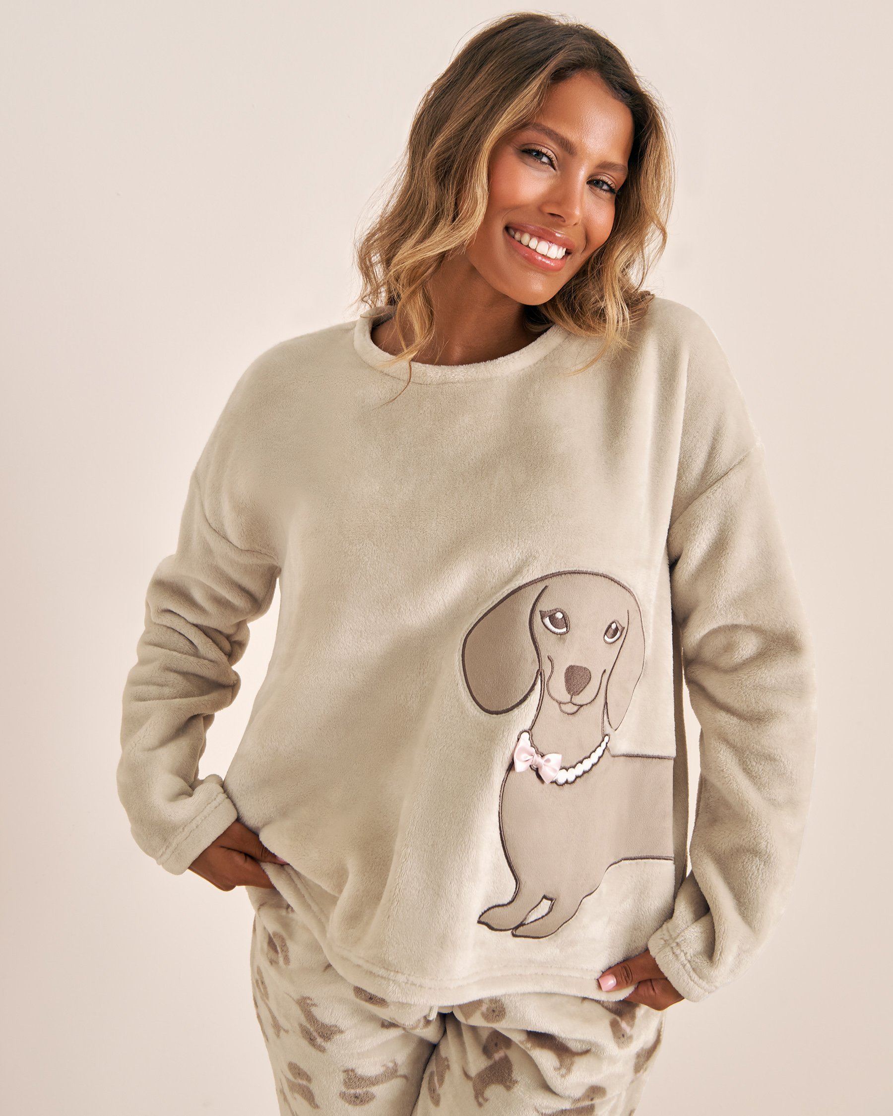 LA VIE EN ROSE Dachshund Print Soft Plush PJ Set Beige/Dachshunds 40400085 - View2