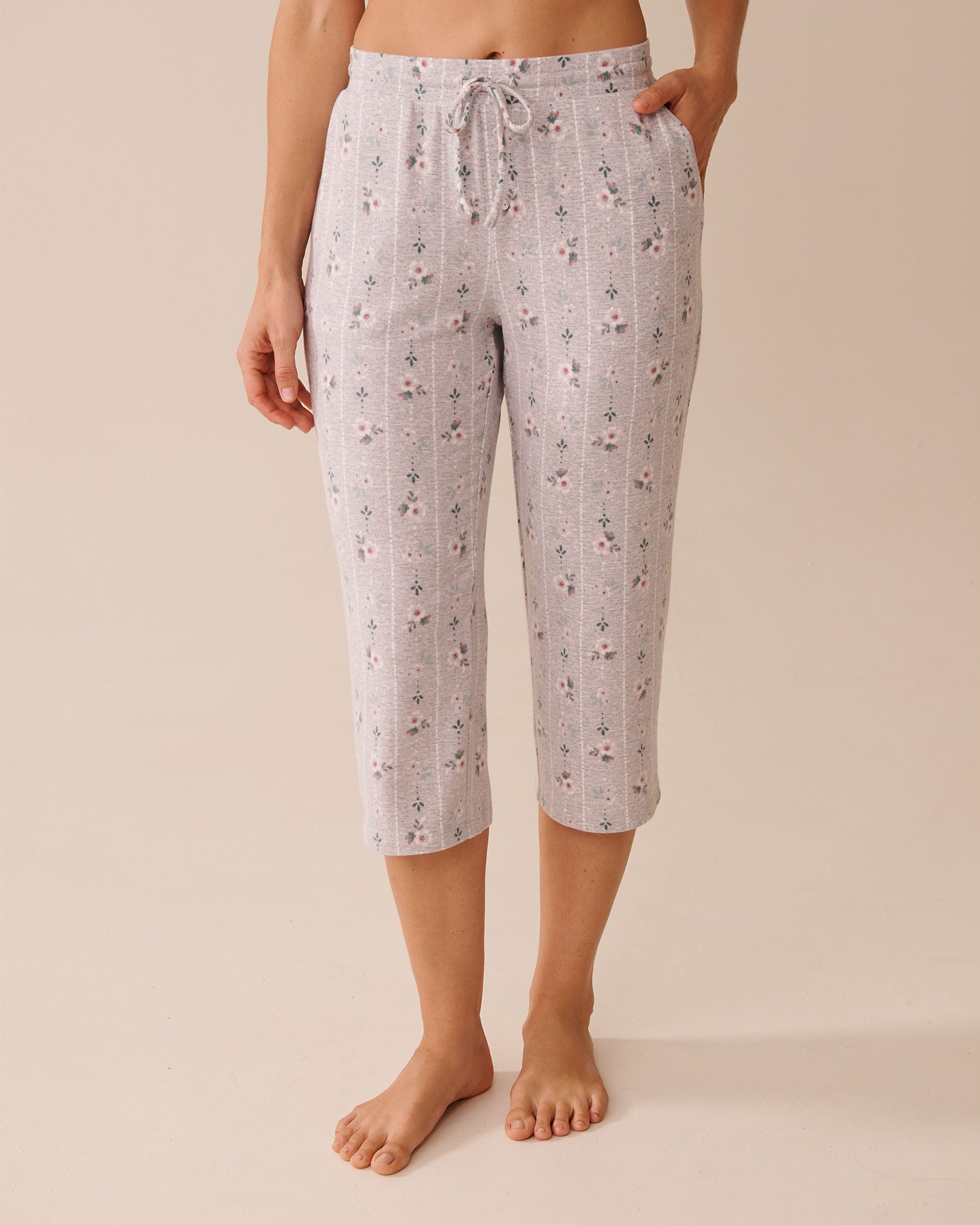 LA VIE EN ROSE Capri de pyjama en fibres recyclées imprimé floral Floral gris 40200764 - Voir1