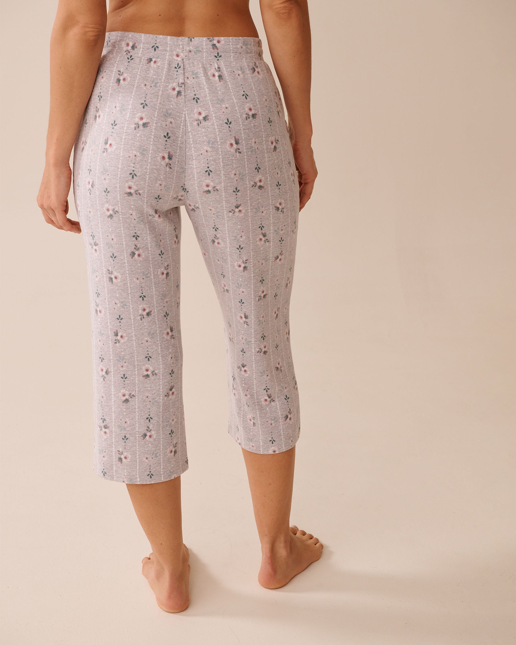 LA VIE EN ROSE Capri de pyjama en fibres recyclées imprimé floral Floral gris 40200764 - Voir2