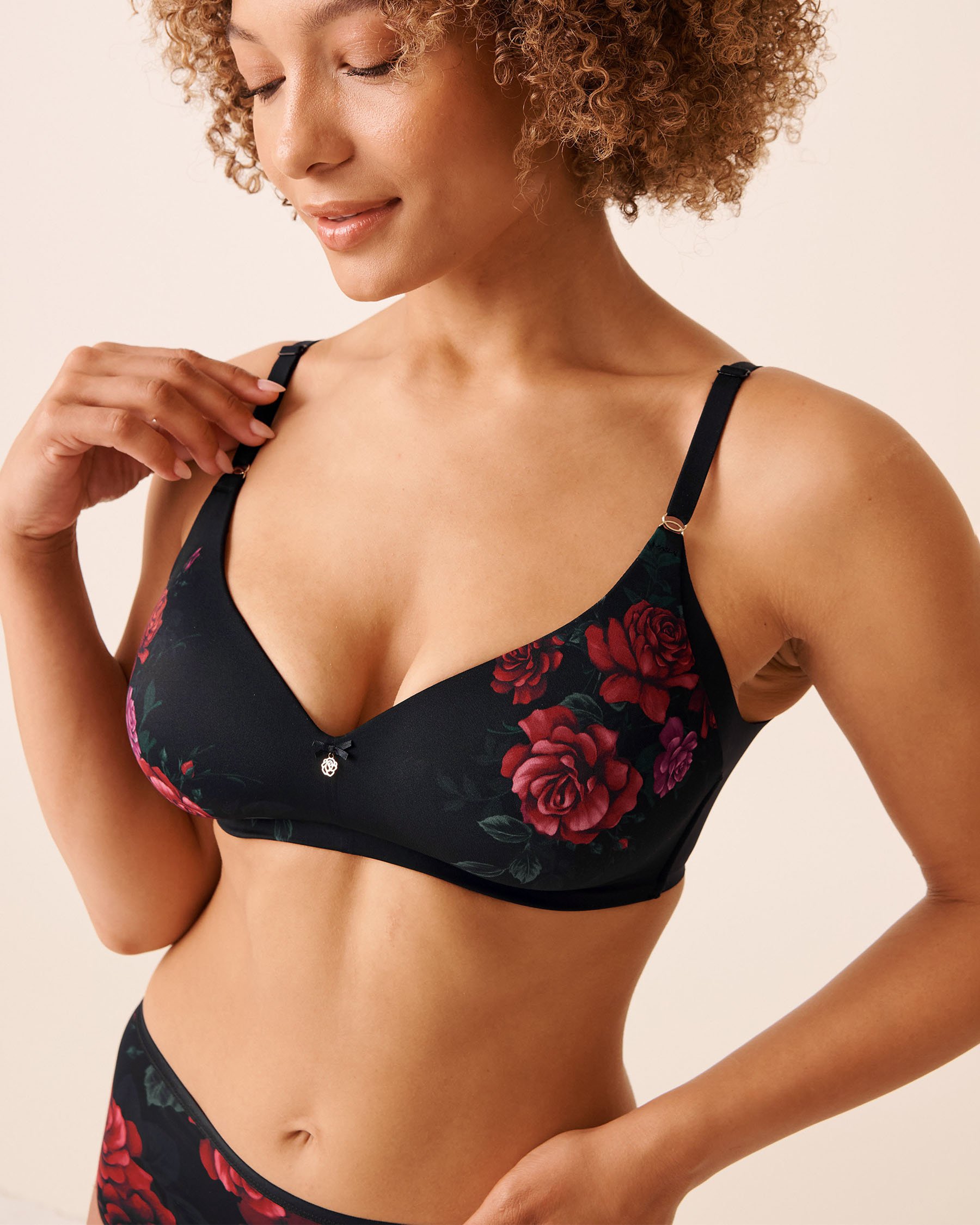 LA VIE EN ROSE Soutien-gorge doublure légère sans armatures dos lisse Noir/Roses rouges 10200558 - View4