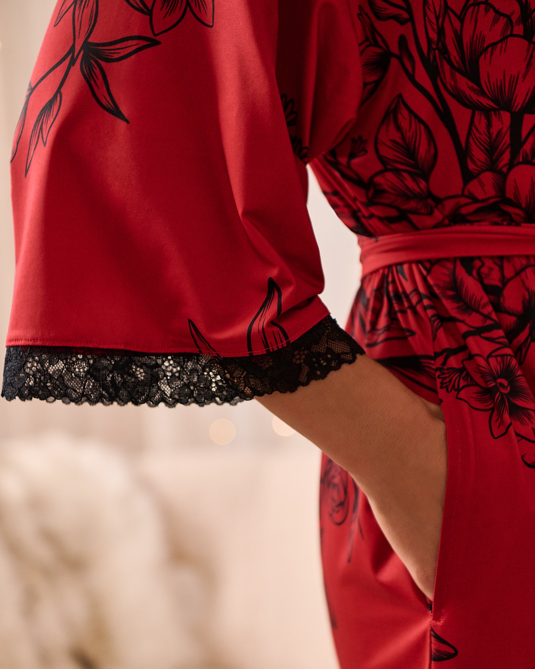 LA VIE EN ROSE Kimono bordure en dentelle en fibres recyclées fleurs rouges et noires Fleurs rouges et noires 60600109 - View4