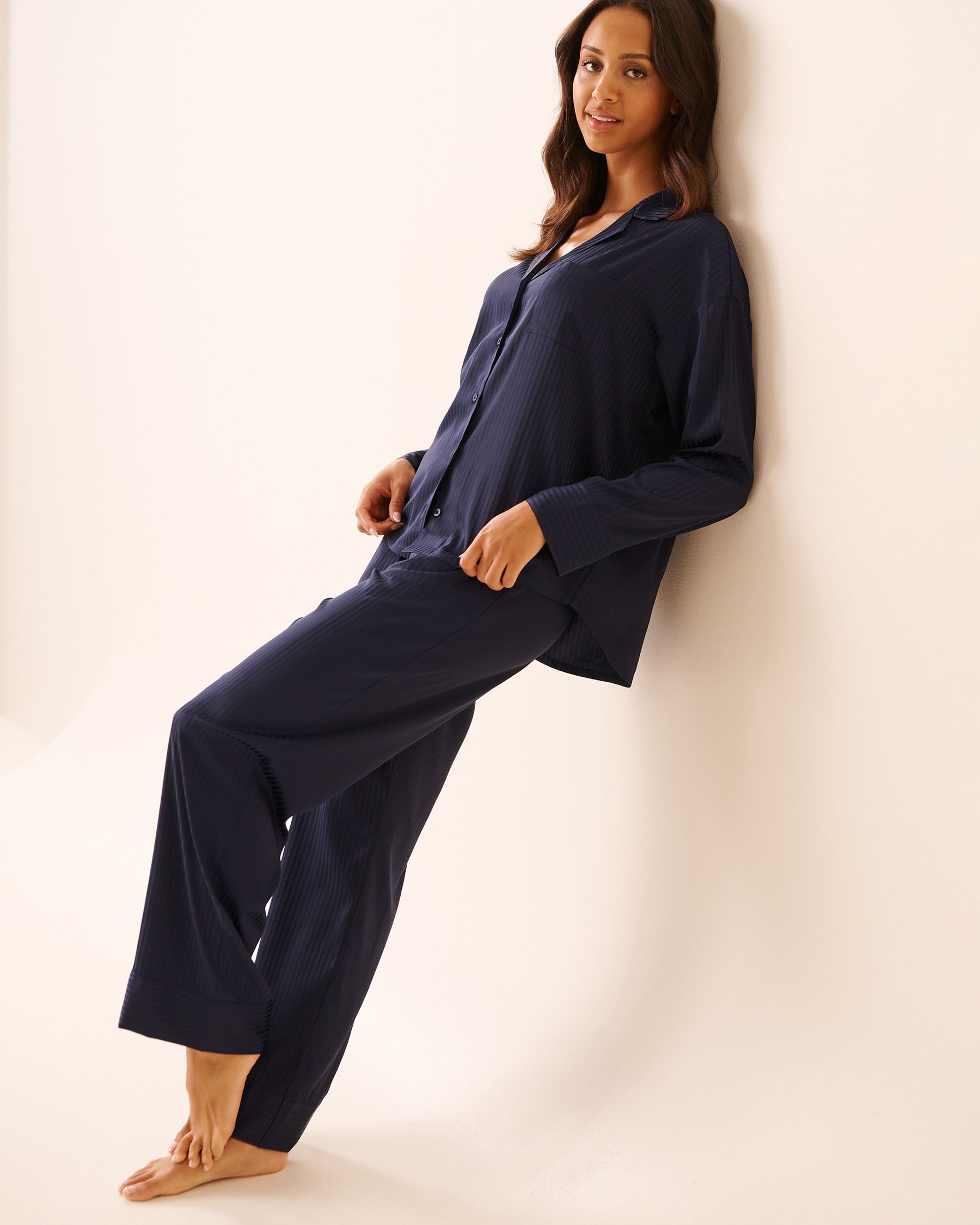 LA VIE EN ROSE Ensemble pyjama en satin jacquard à rayures Bleu nuit 60400064 - View3