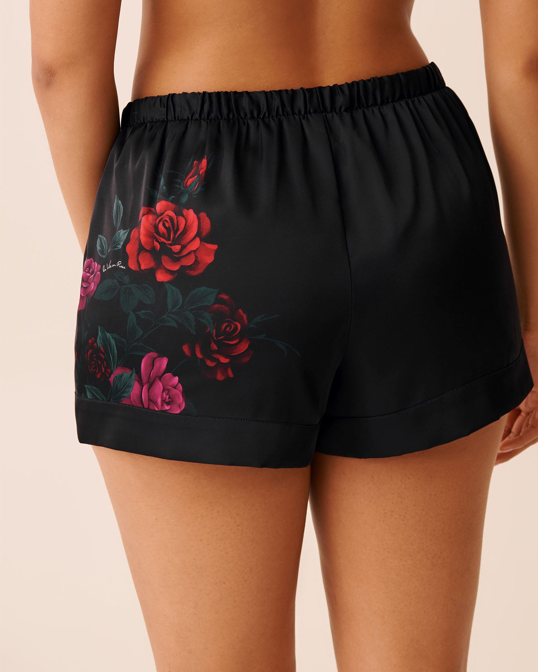 LA VIE EN ROSE Short en satin imprimé roses rouges Noir/Roses rouges 60200154 - Voir2